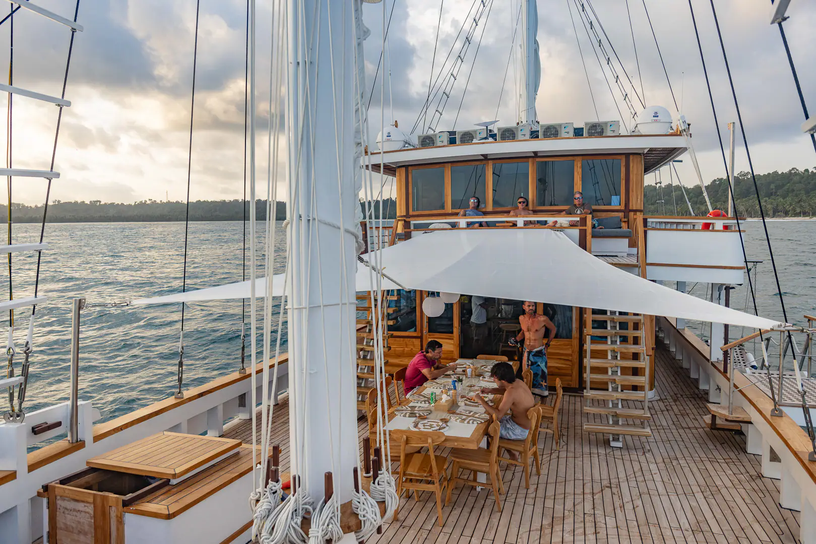 Siloina Phinisi Sailing Yacht | Guest enjoying dinner and sun onboard