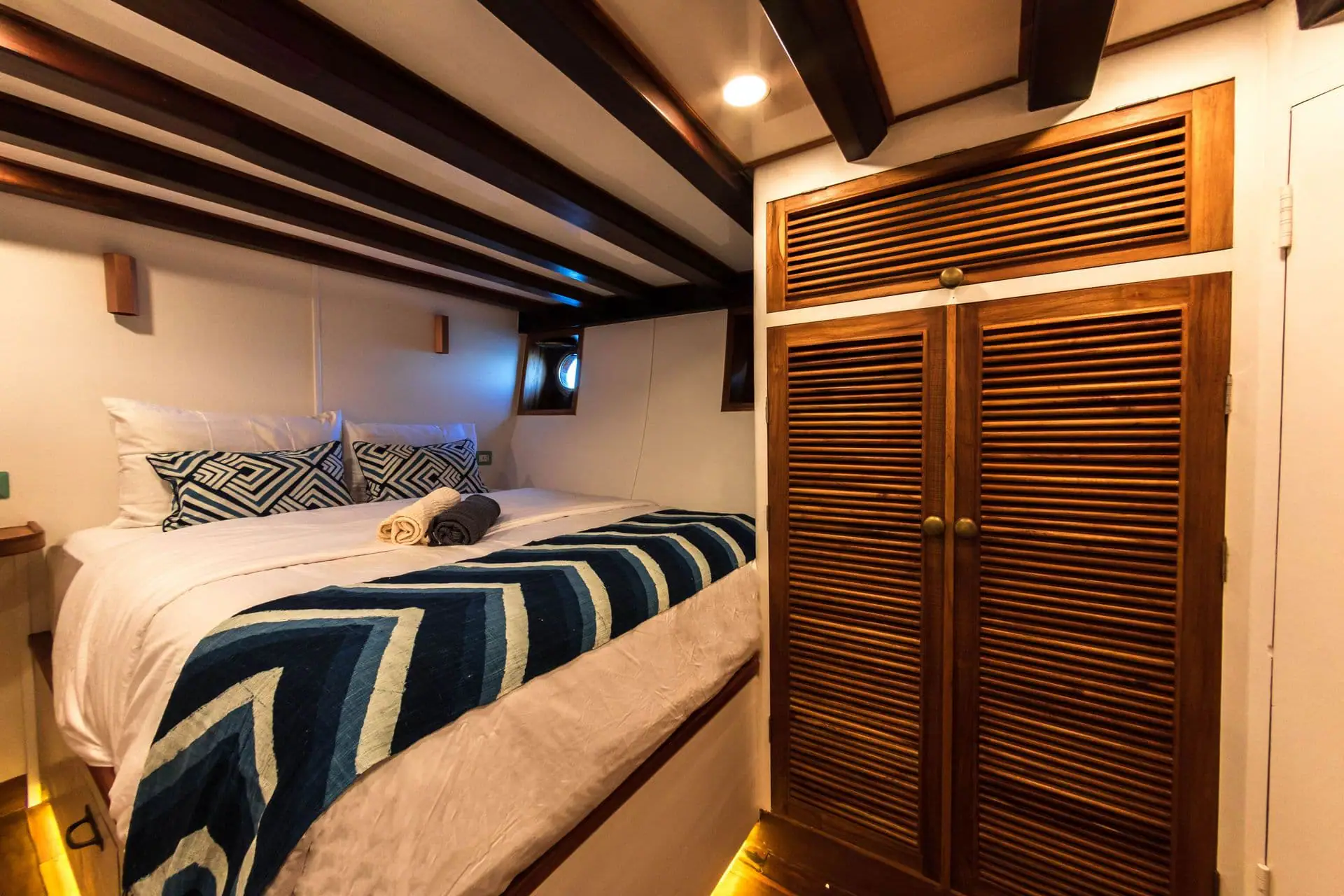 90-a-1542-1920-x-1280