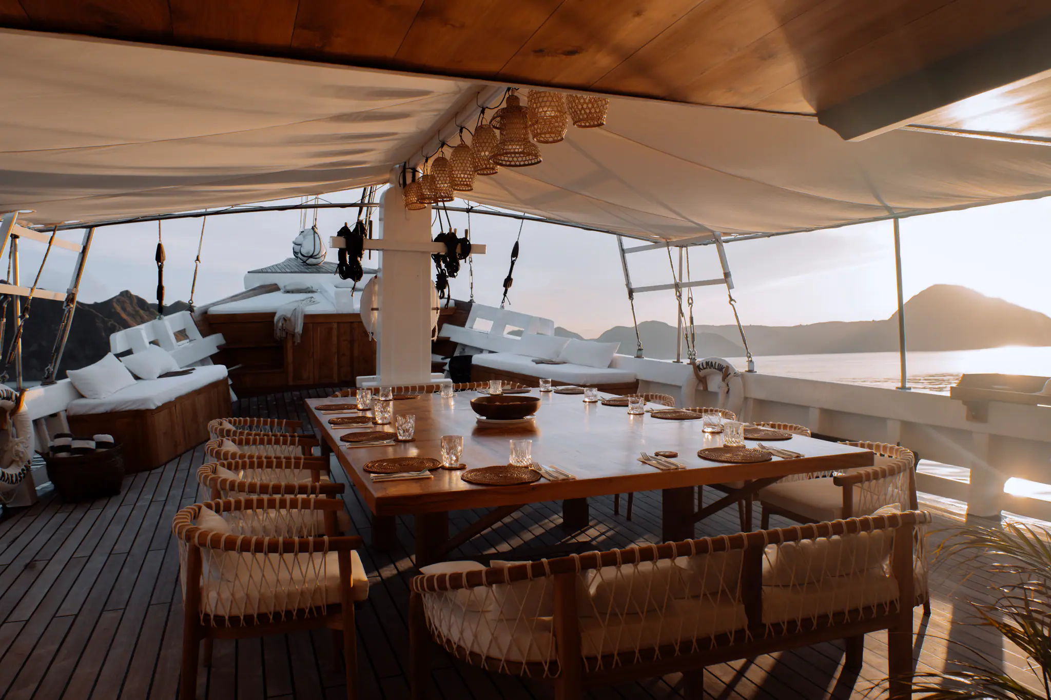 Aliikai Outdoor Dining Area | The Yacht Club Indonesia