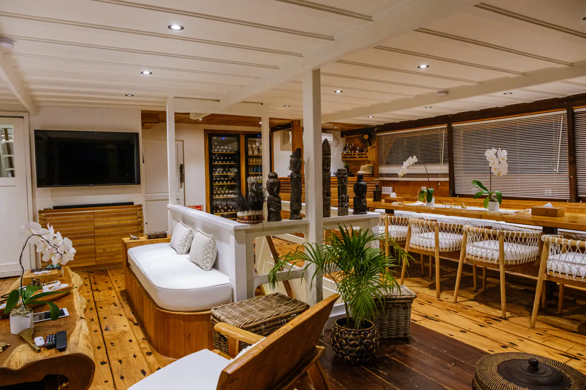 Aliikai Voyage Luxury Yacht Indoor Lounge Area | Aliikai Voyage Yacht Indoor Dining Area