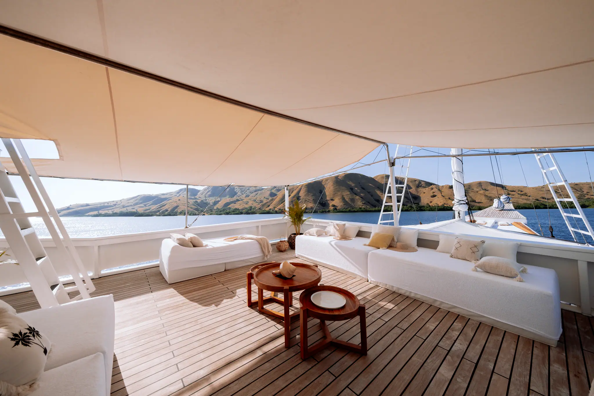Aliikai Voyage Luxury Yacht Main Deck | Aliikai Voyage Yacht Upper Deck Lounge