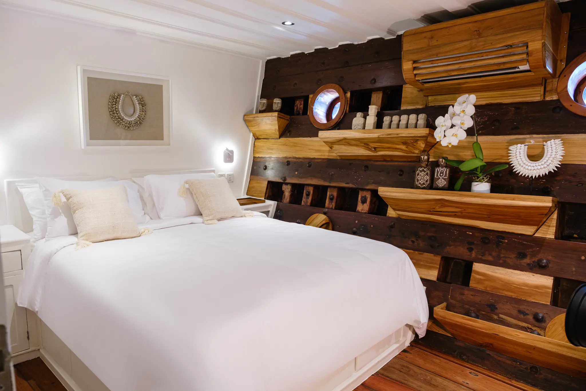 Aliikai Voyage Luxury Yacht | Oceanview Cabin with Portholes