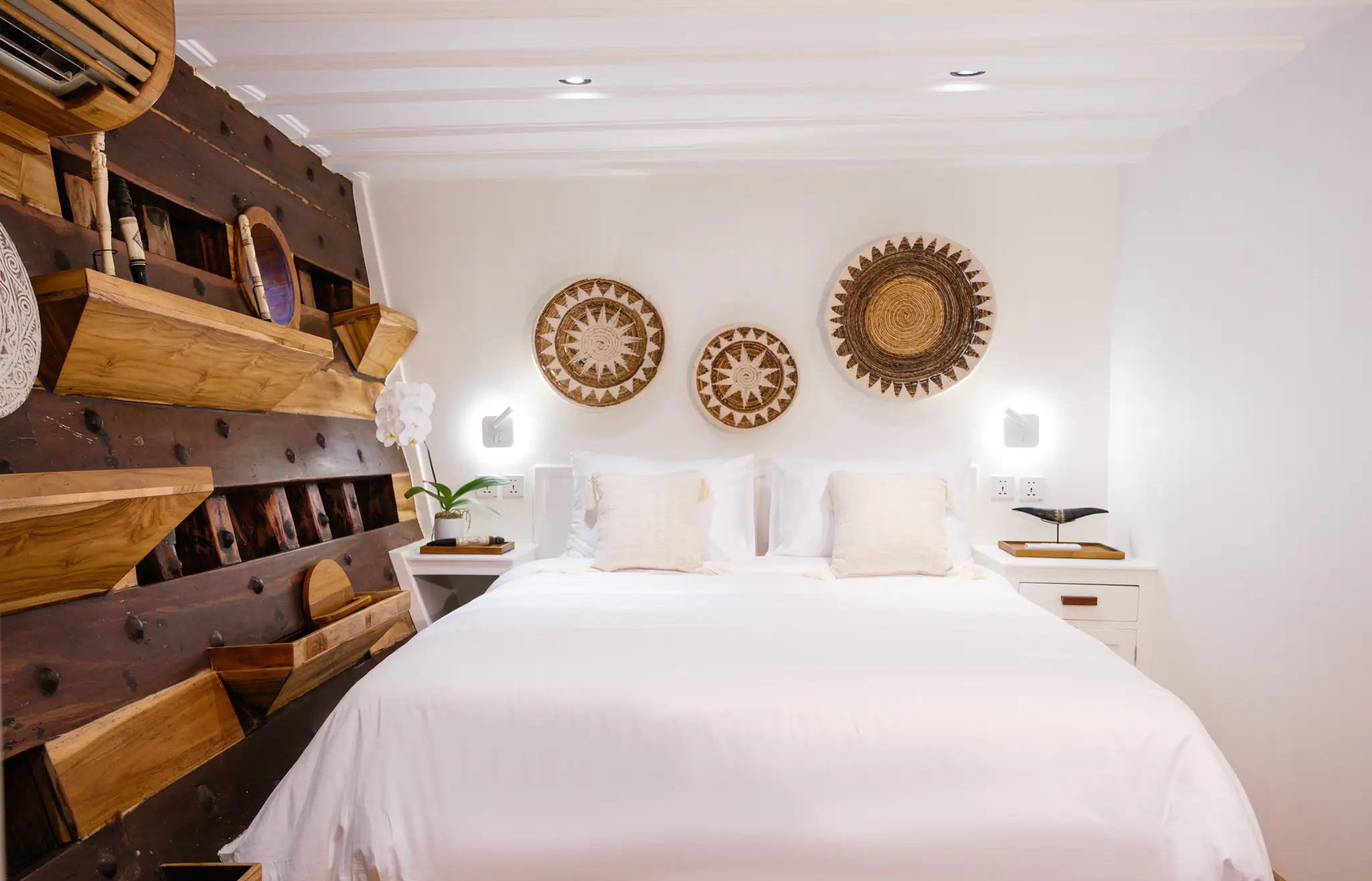 Aliikai Voyage Luxury Yacht | Oceanview Cabin with Portholes private Bathroom