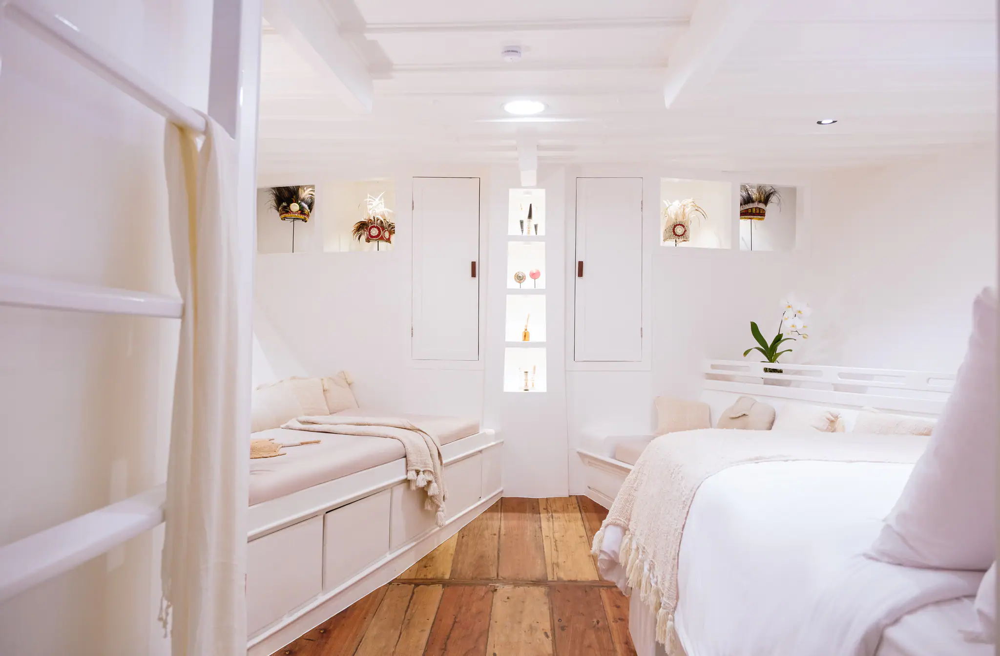 Aliikai Voyage Luxury Yacht | Oceanview Cabin with Portholes Family
