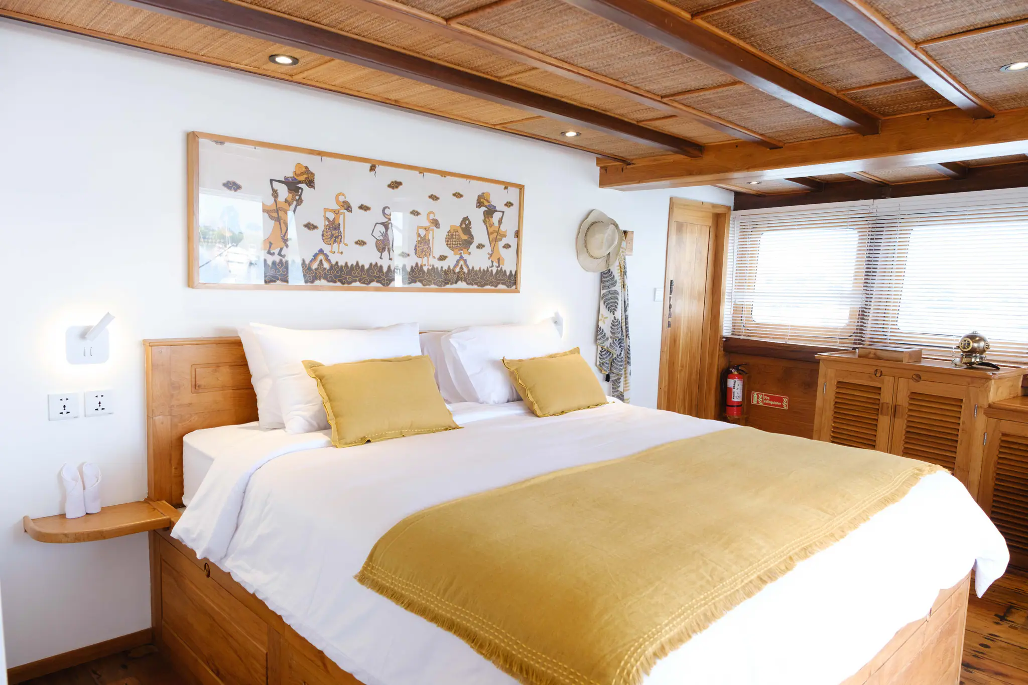 Aliikai Voyage Luxury Yacht Stateroom | Aliikai Voyage Master Cabin Interior
