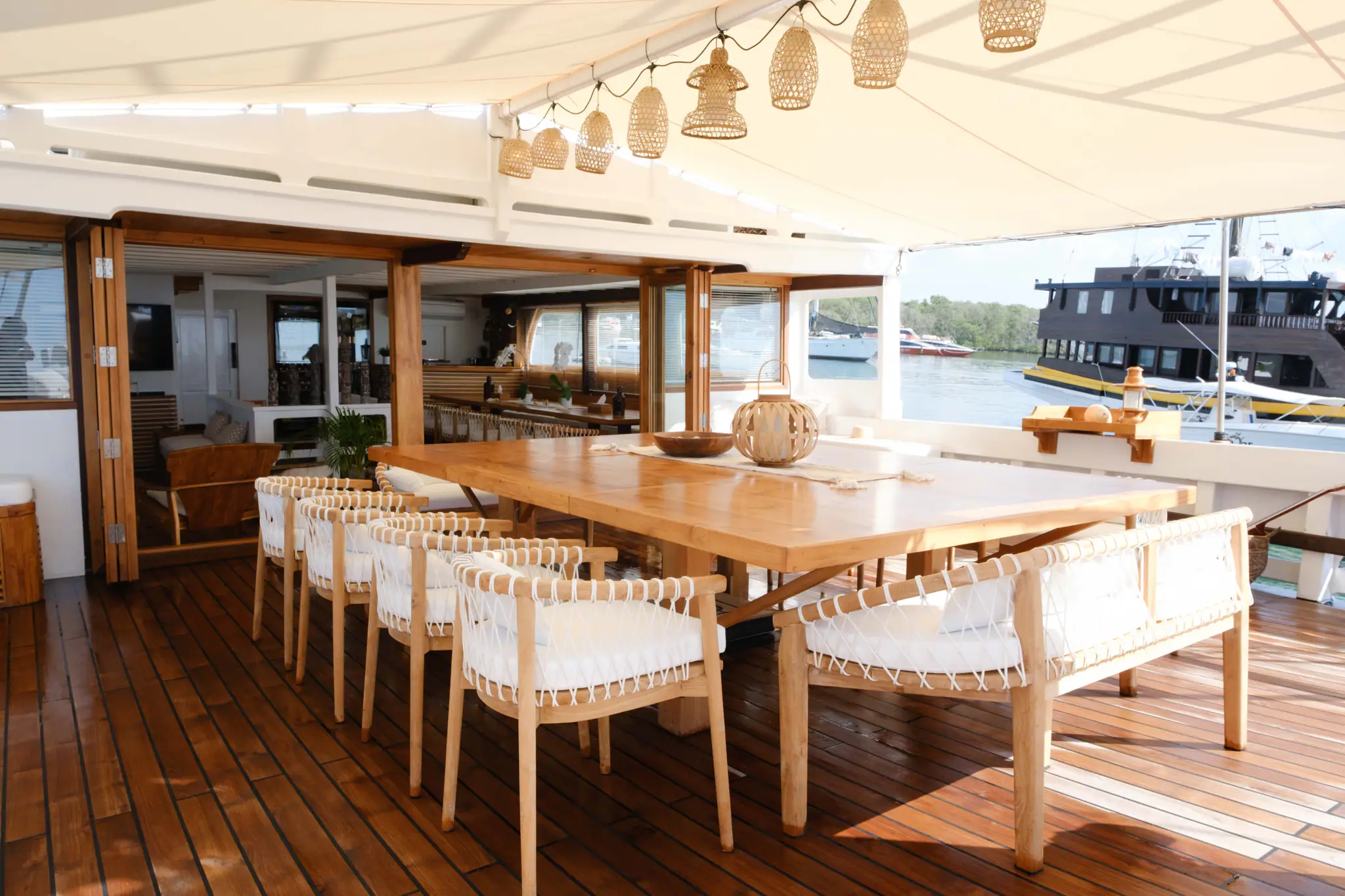 Outdoor Dining Area Aliikai Voyage | The Yacht Club Indonesia