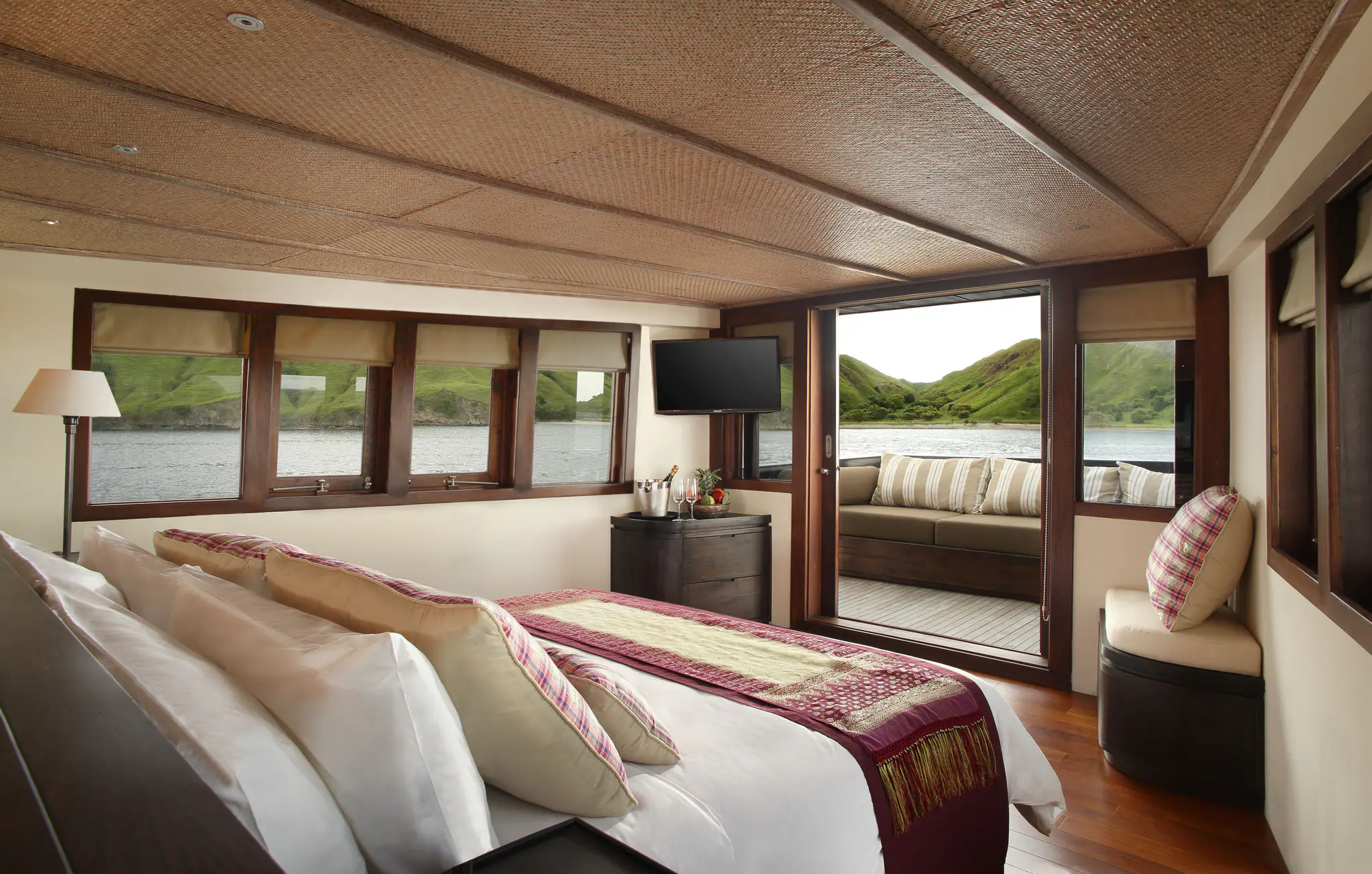 Alila Purnama Boutique Sailing Yacht | Spacious ocean view suite