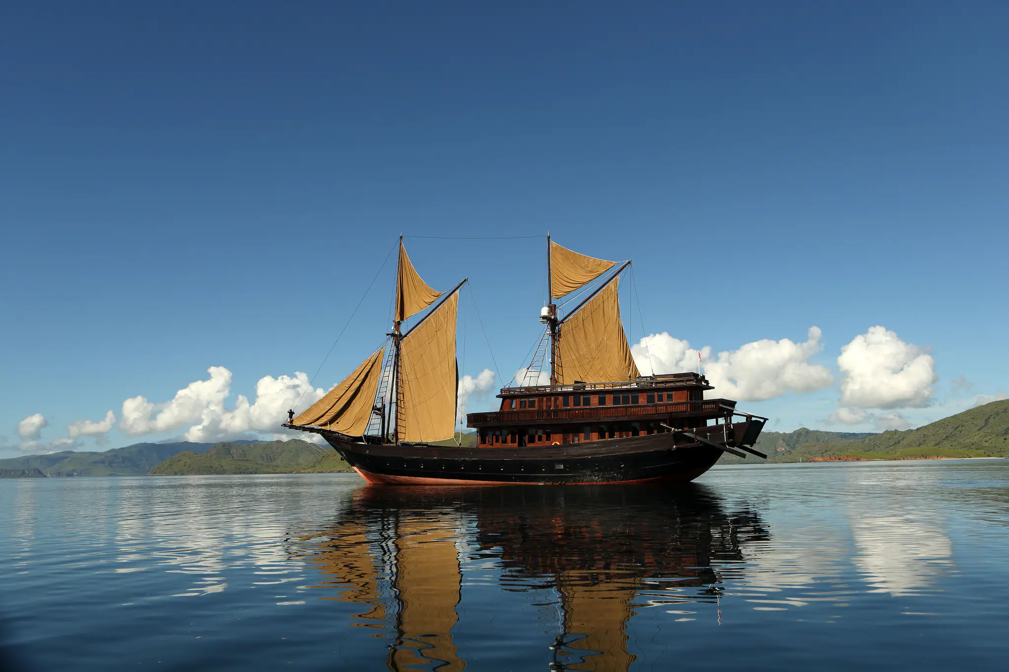 Alila Purnama Boutique Sailing Yacht | Sailing across calm tropical waters