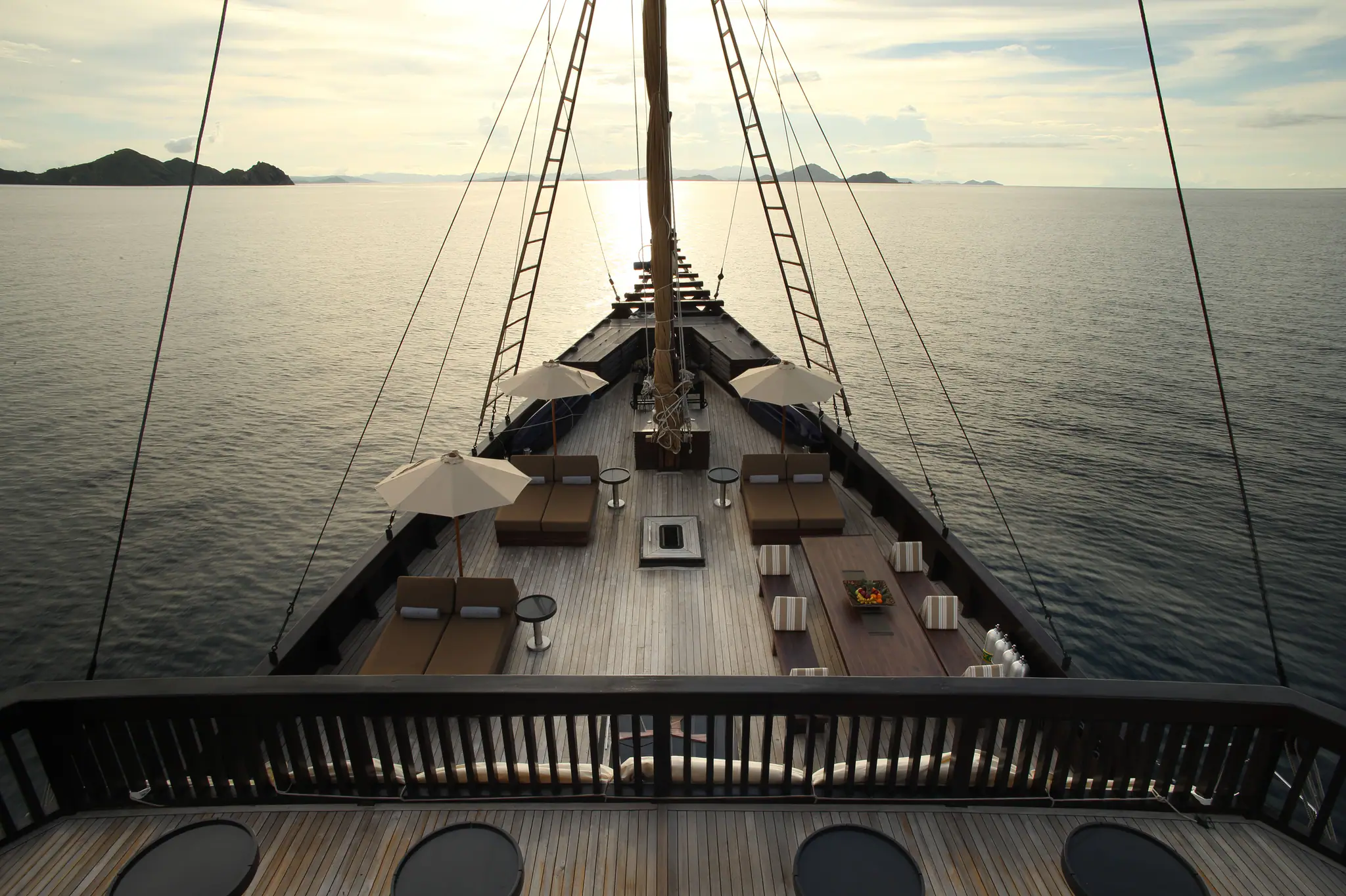 Alila Purnama - Interior - The Deck 02