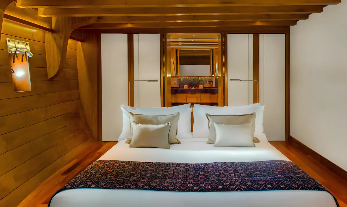 Amandira Luxury Sailing Yacht | Amandira sailing yacht on calm seas