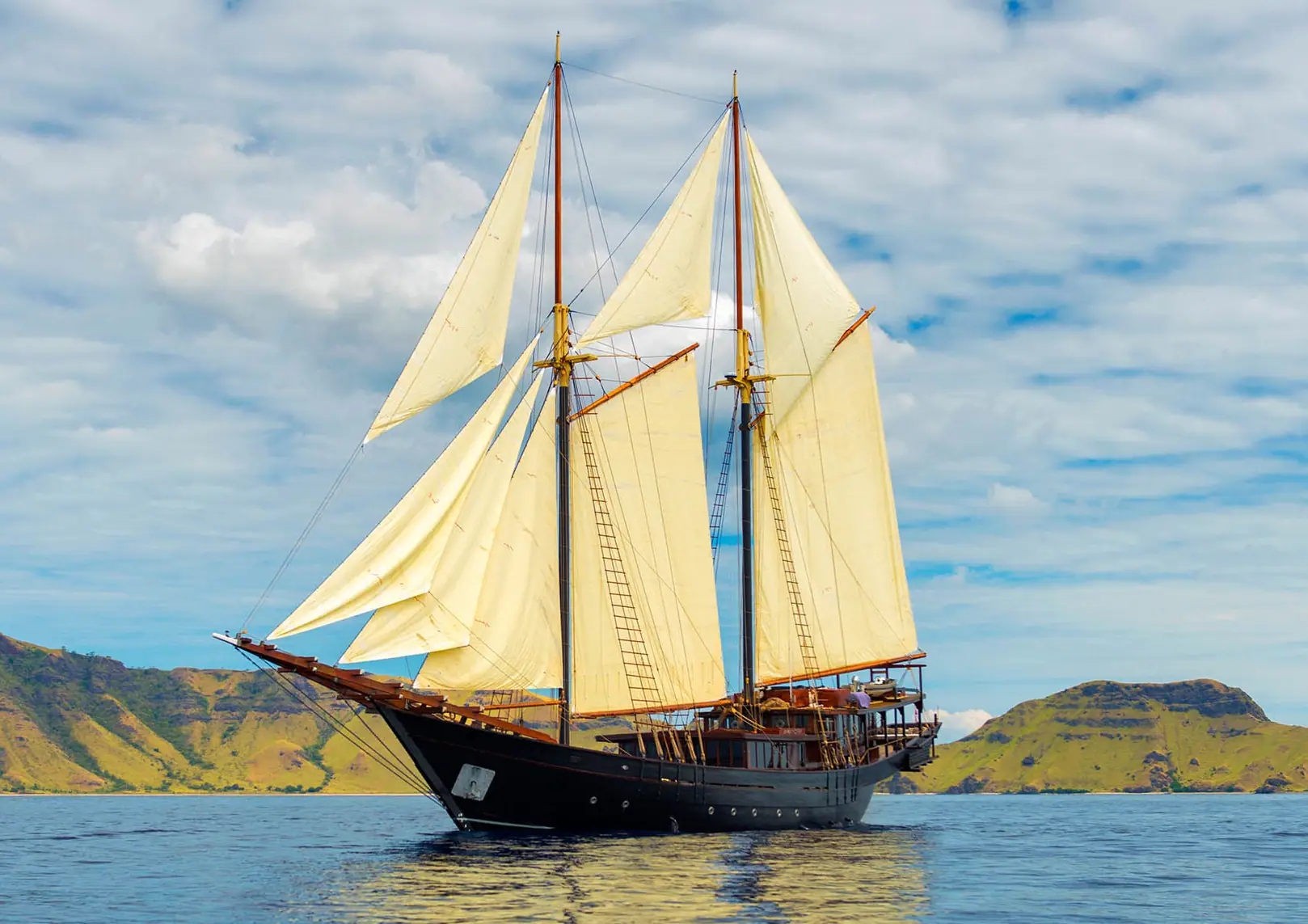 Amandira Luxury Sailing Yacht | Amandira sailing yacht on calm seas