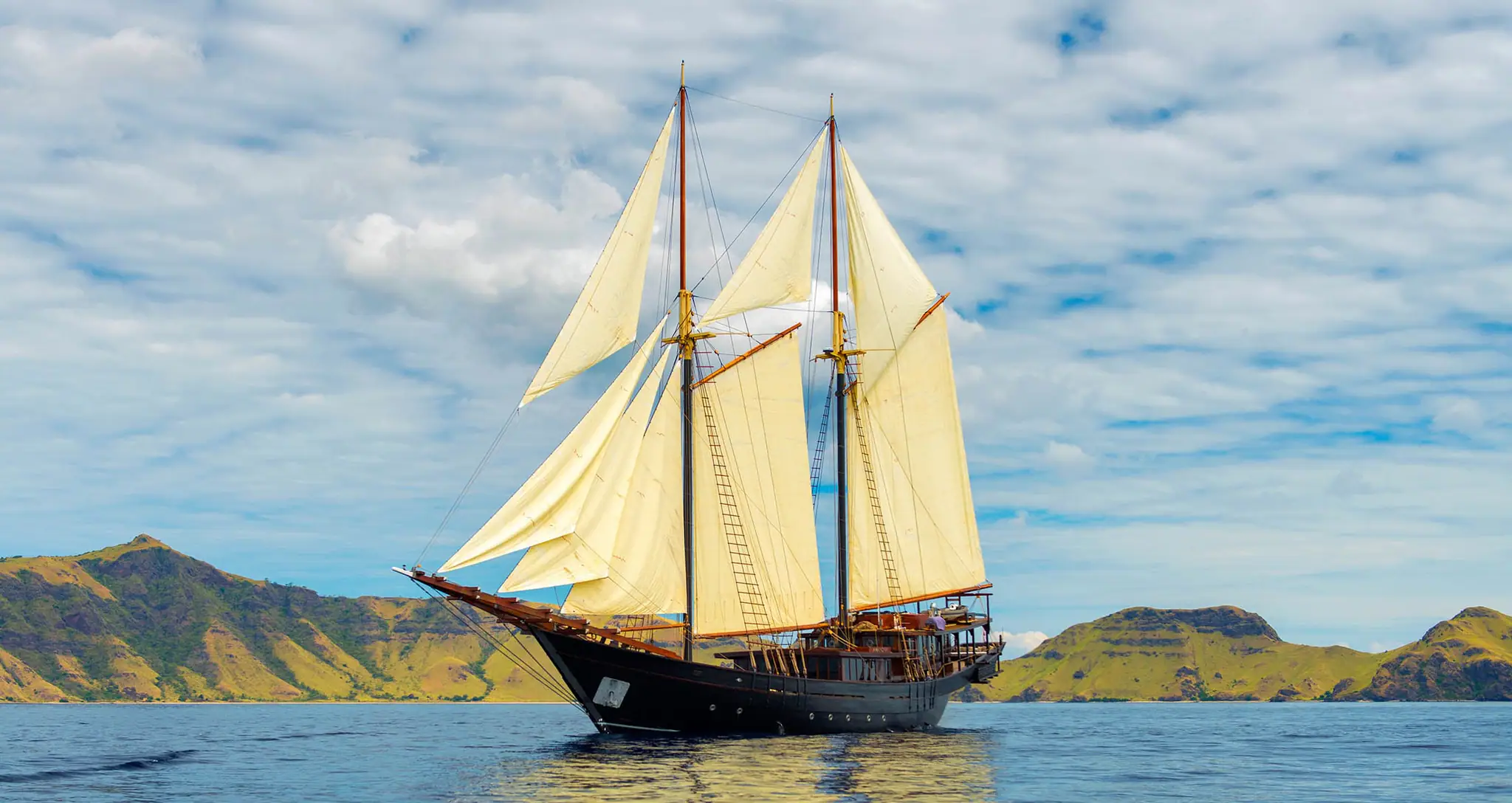 Amandira Luxury Sailing Yacht | Amandira sailing through calm tropical waters