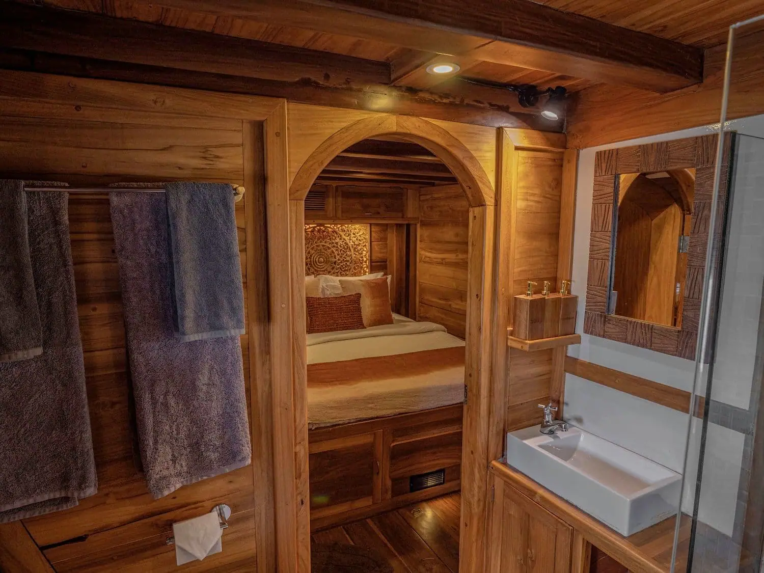 anne-20-bonny-20-bathroom-1500-x-1125