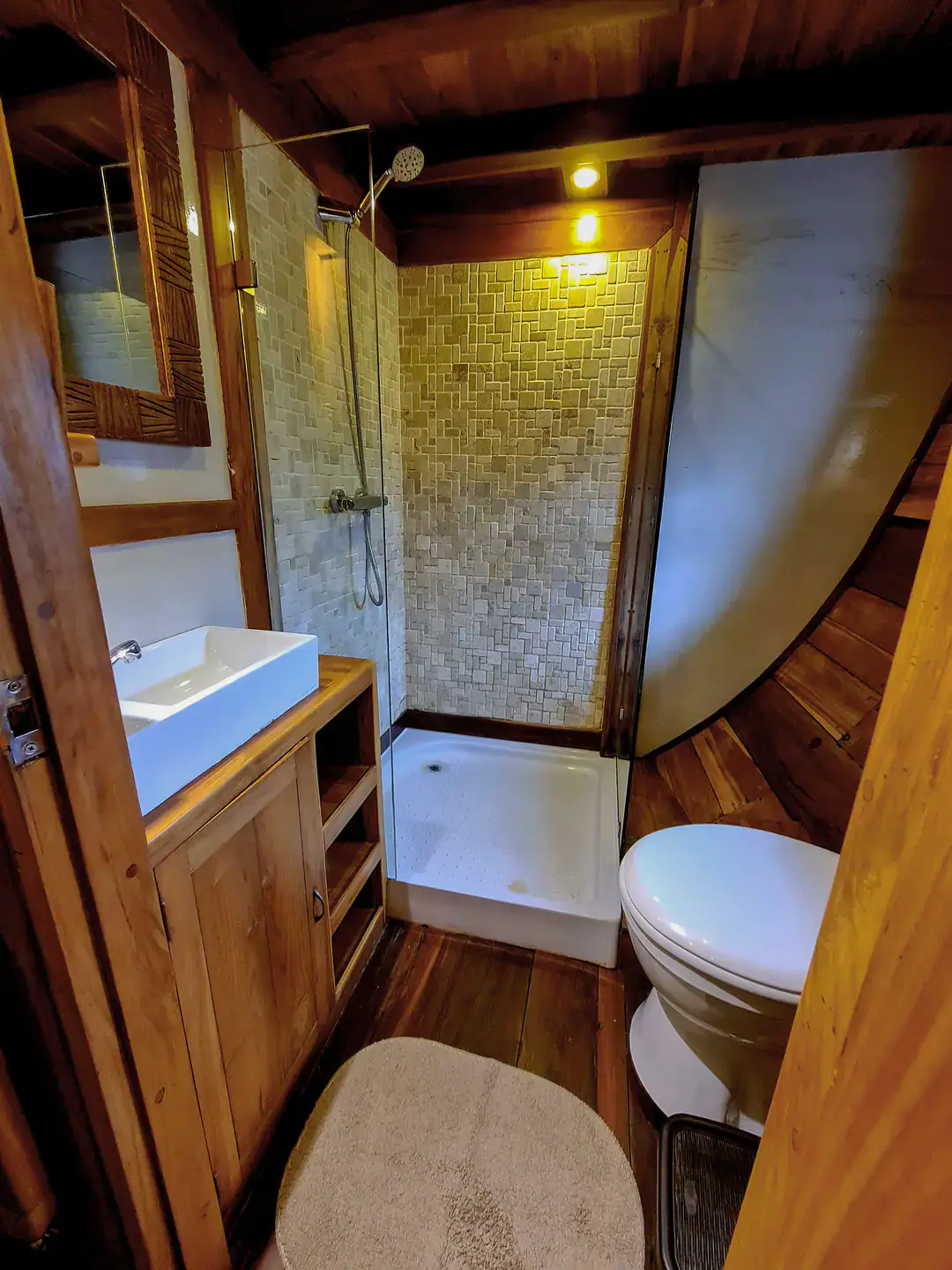 Anne Bonny Luxury Yacht Charter | Family Cabin Bathroom