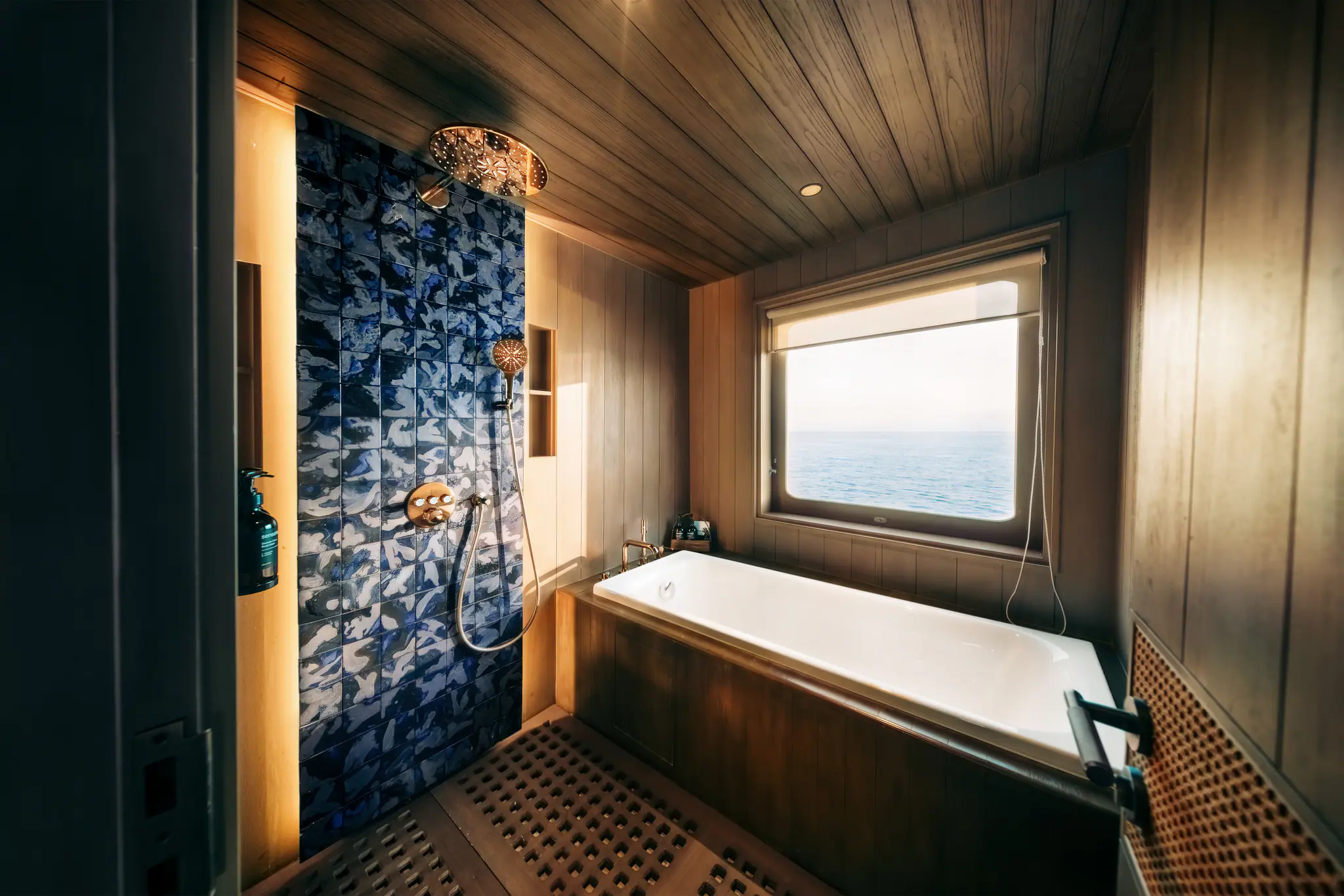 bhavana-luxury-phinisi-yacht-staterooms-4