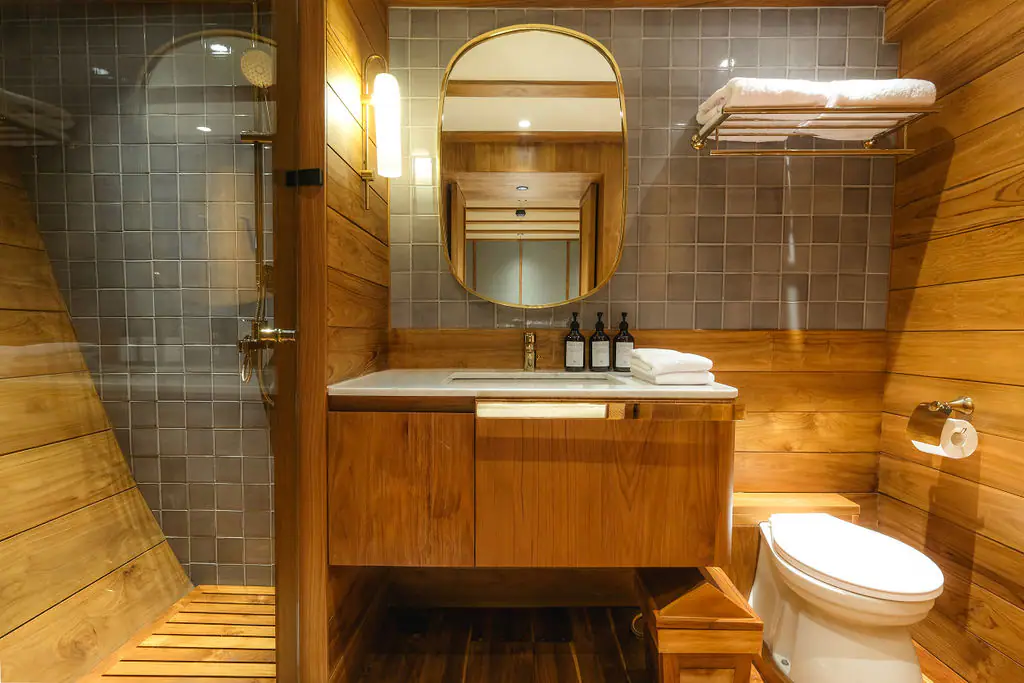 celestia-luxury-yacht-queen-deluxe-staterooms-01