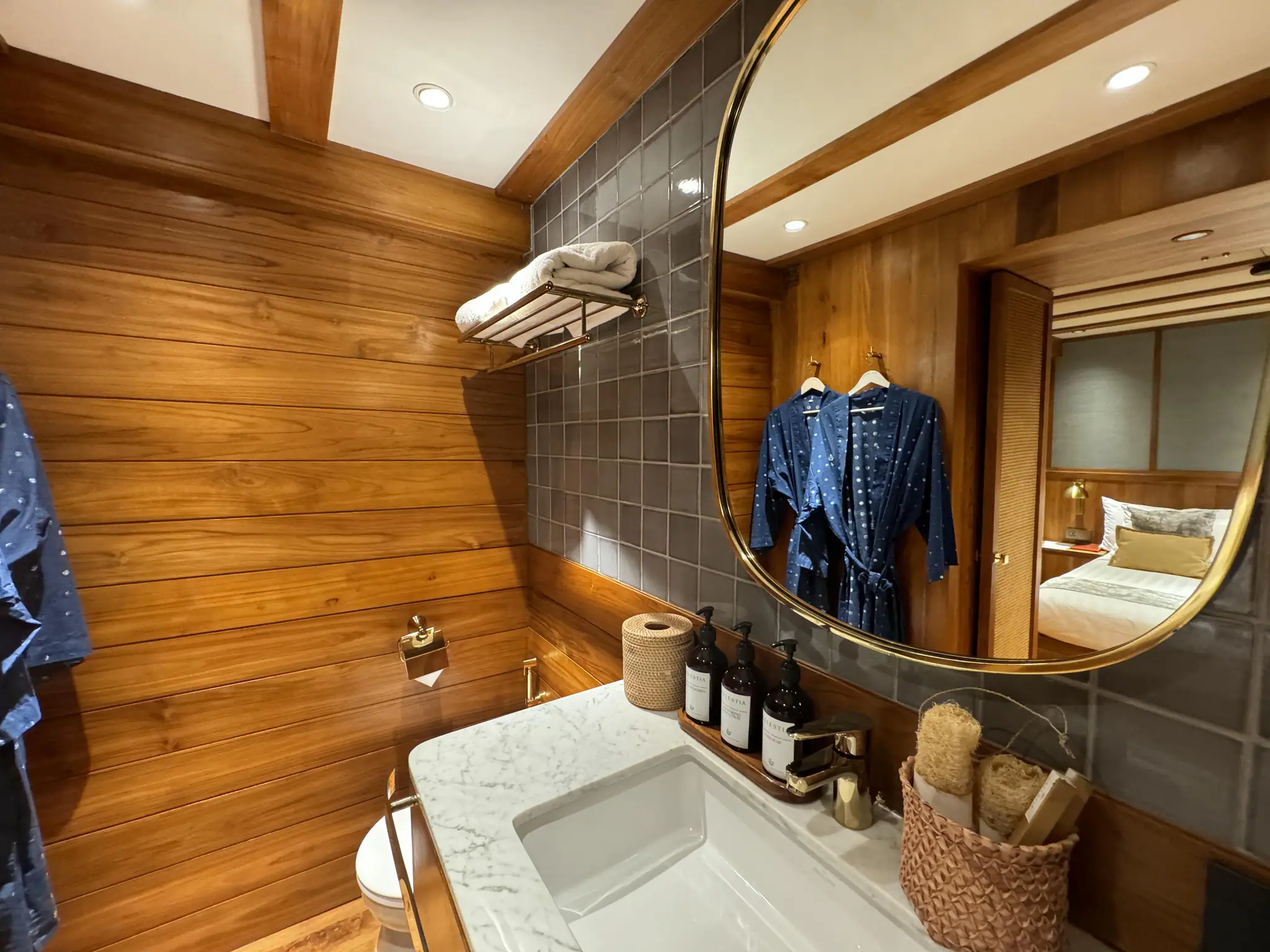 celestia-luxury-yacht-queen-deluxe-staterooms-02