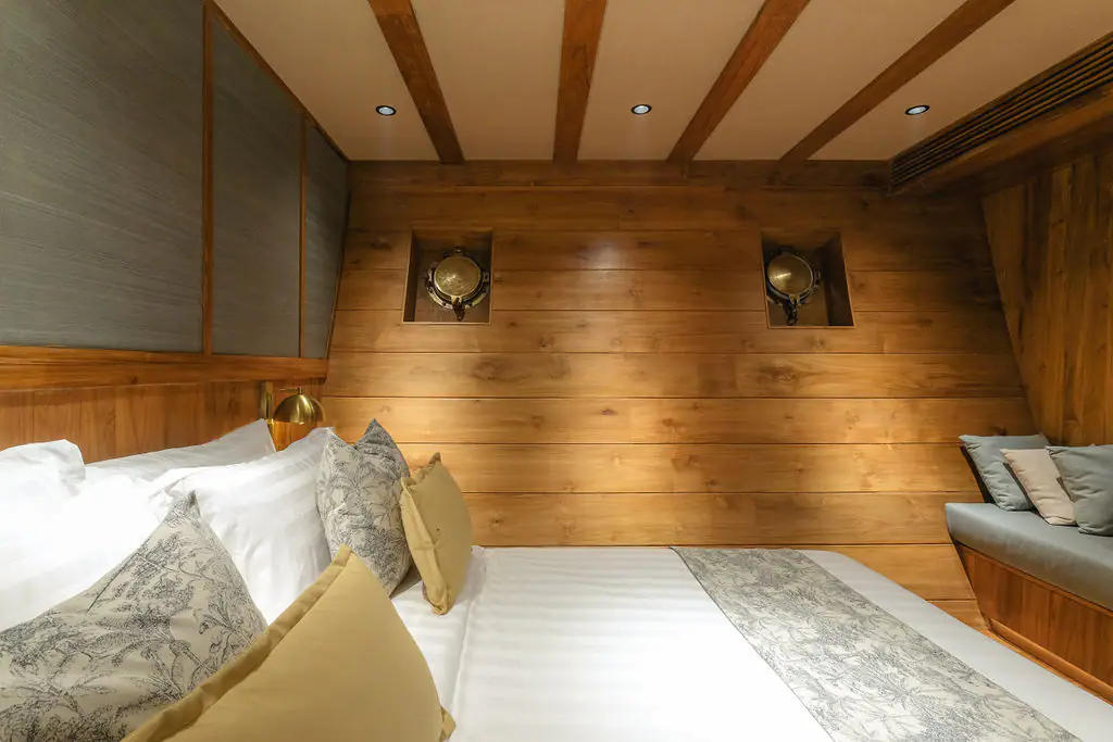 celestia-luxury-yacht-queen-deluxe-staterooms-03