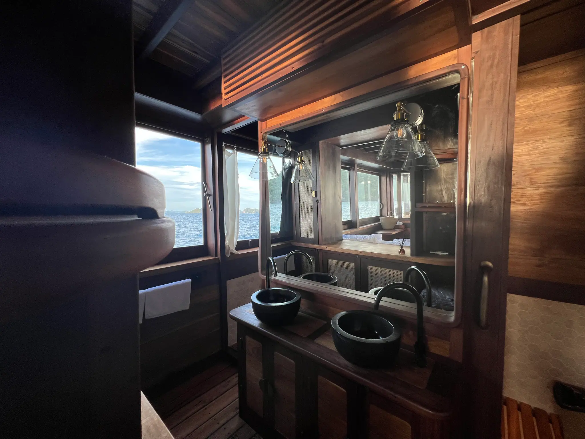Dewata Phinisi Yacht | Master Cabin Private Bathroom