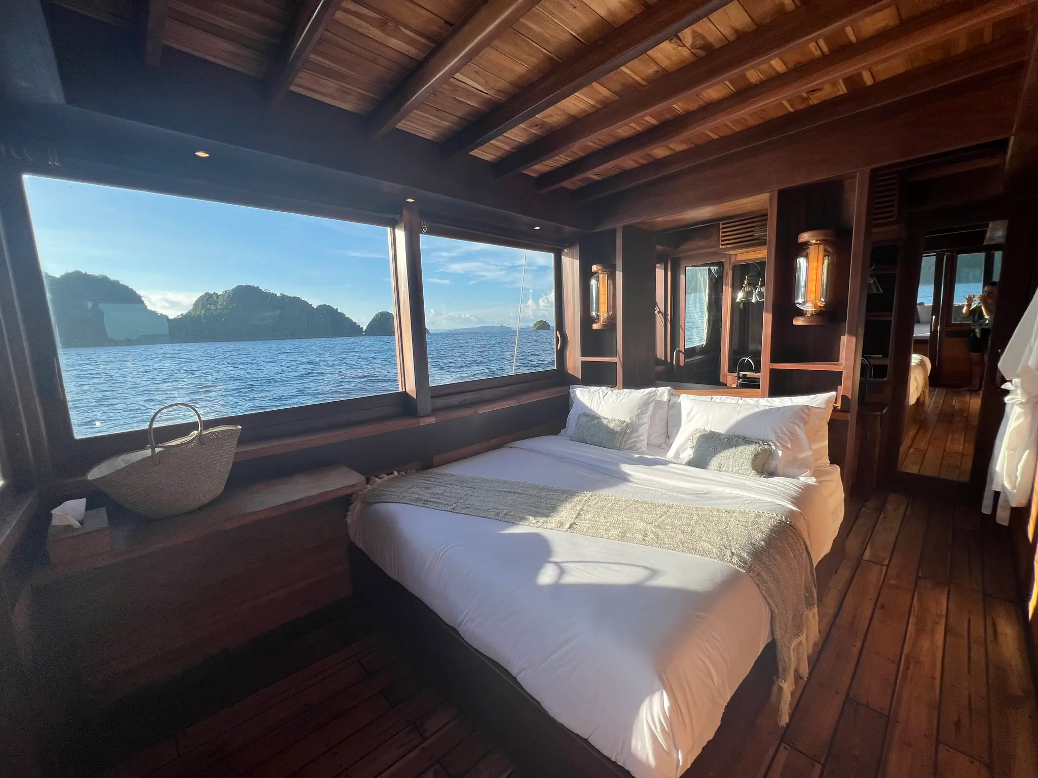 Dewata Phinisi Yacht | Master Cabin 1