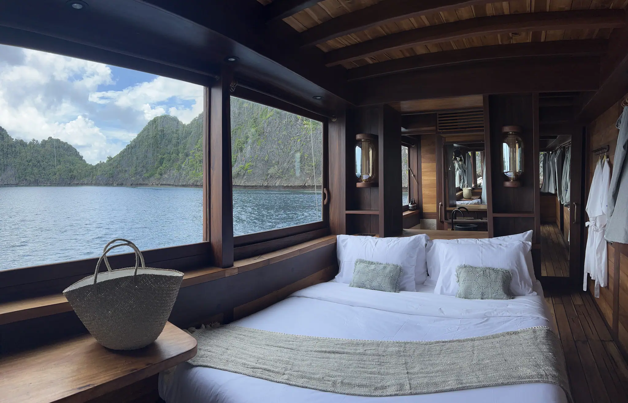 Dewata Phinisi Yacht | Master Cabin 2