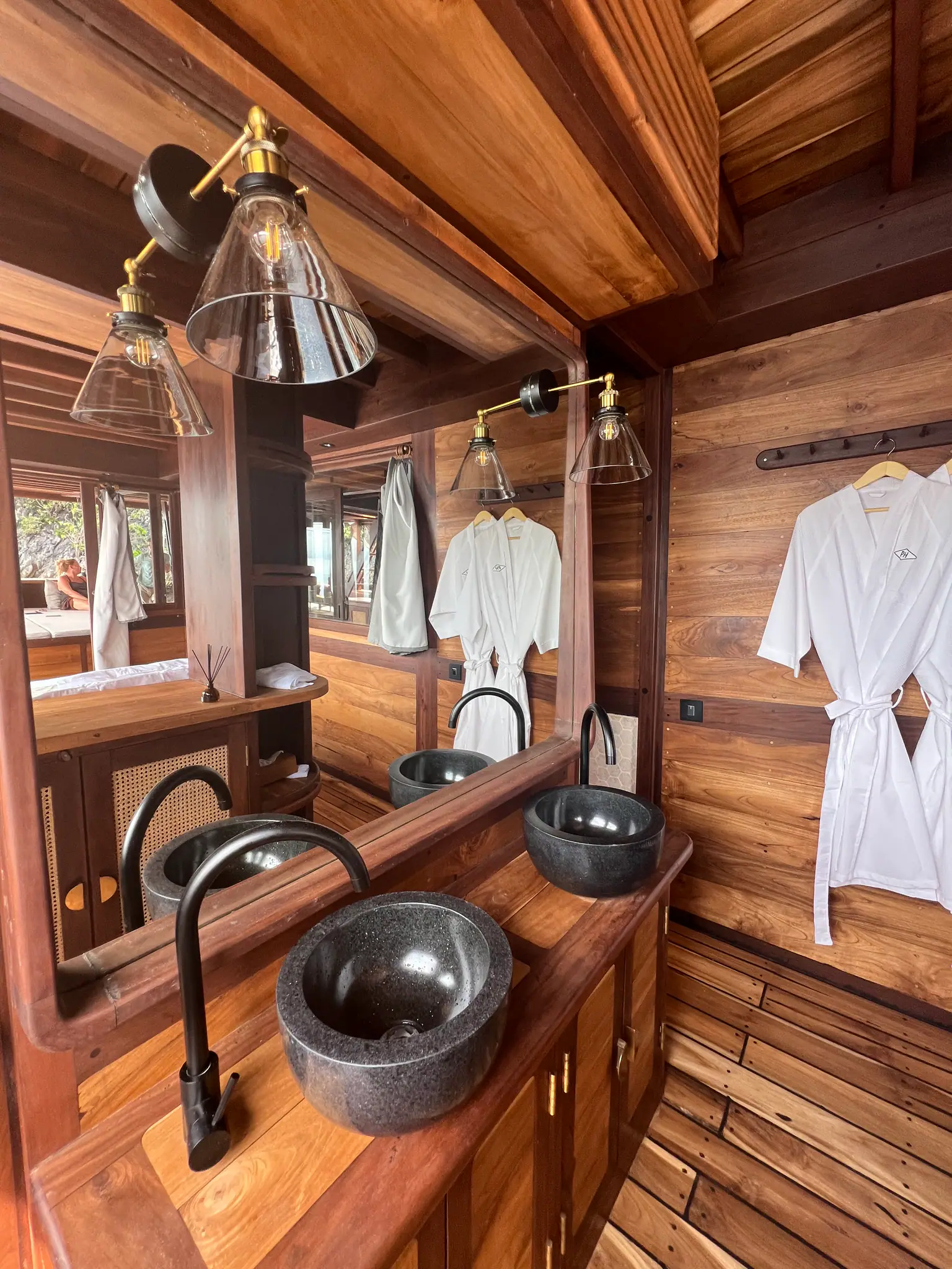 Dewata Phinisi Yacht | Master Cabin Bathroom 2