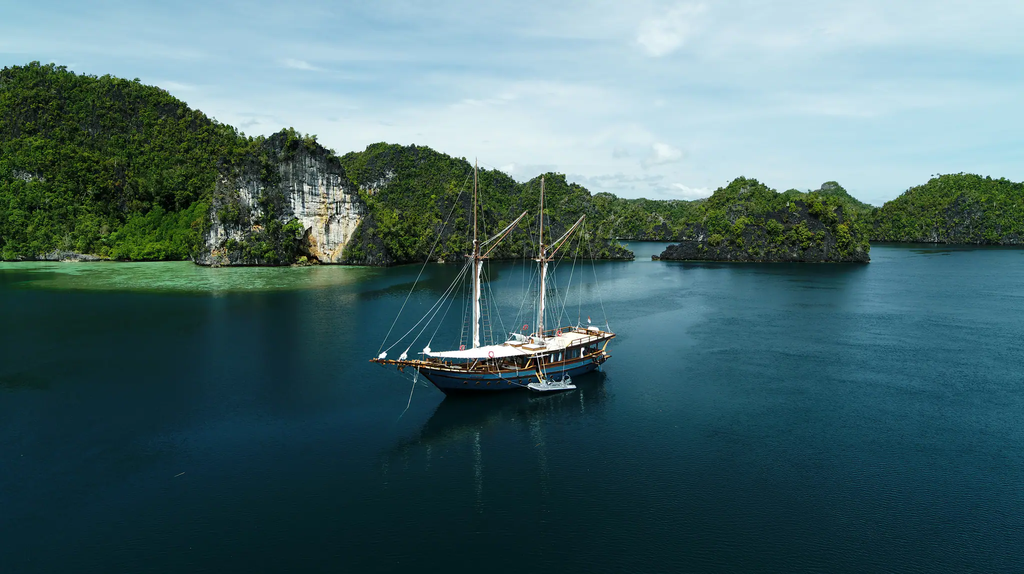 Dewata Phinisi Yacht | Vessel Sailing in clear waters
