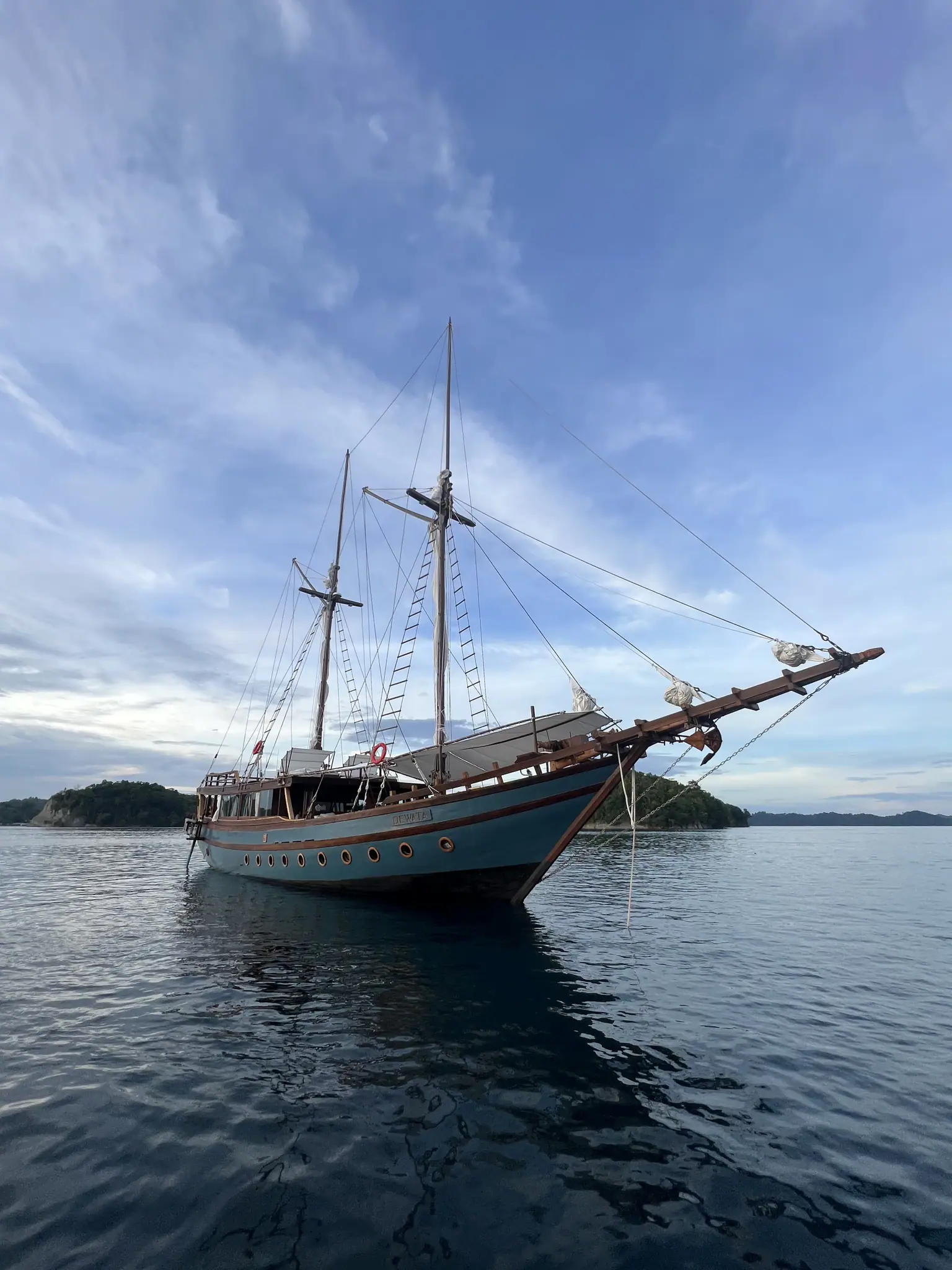 Dewata Phinisi Yacht | Vessel Sailing in clear waters