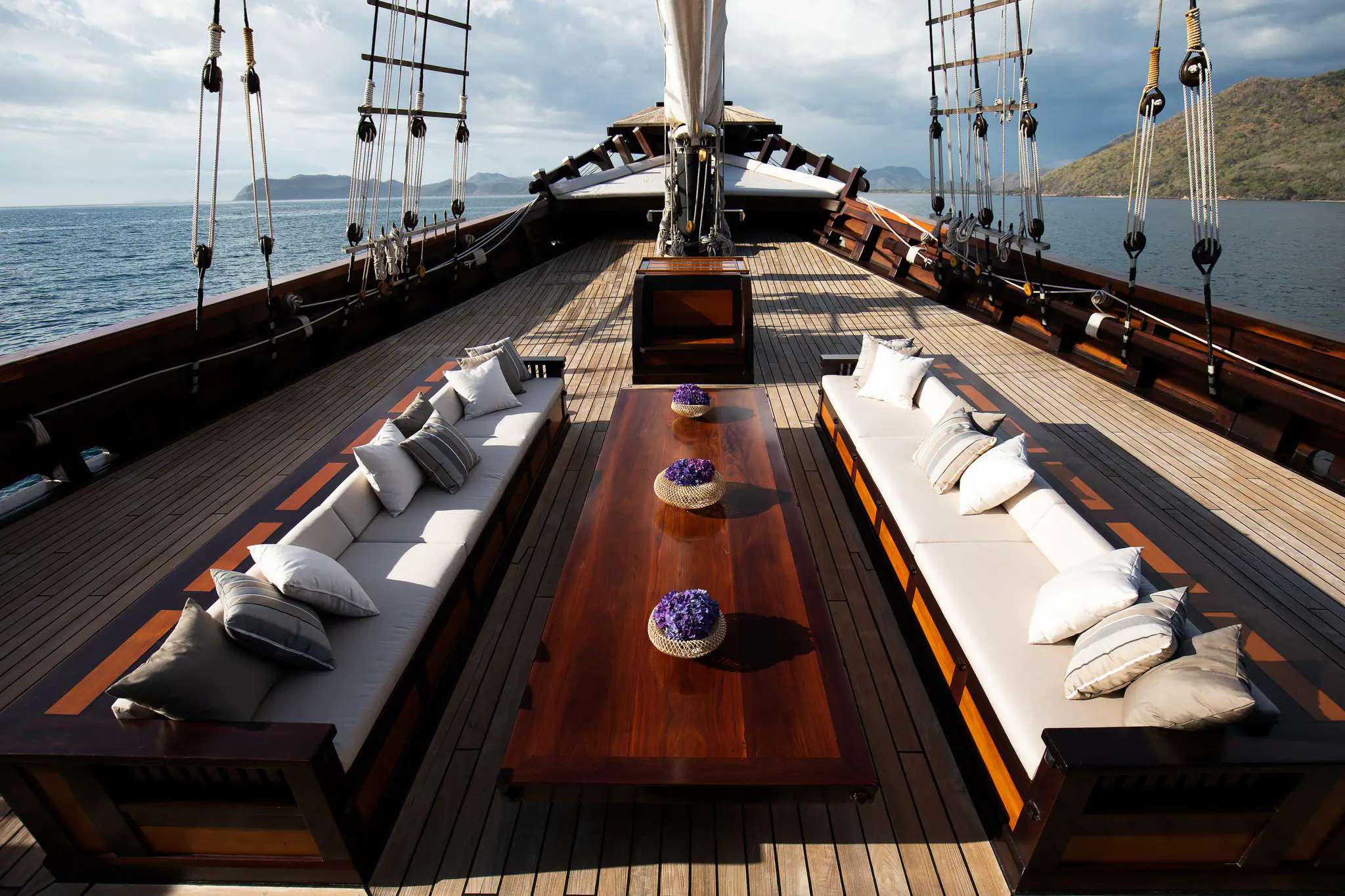 Dunia Baru Elegant Sailing Yacht FrontDeck-3