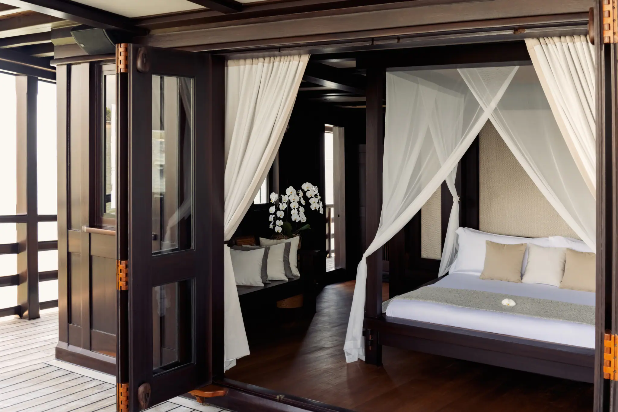Dunia Baru Elegant Sailing Yacht | Elegant master suite