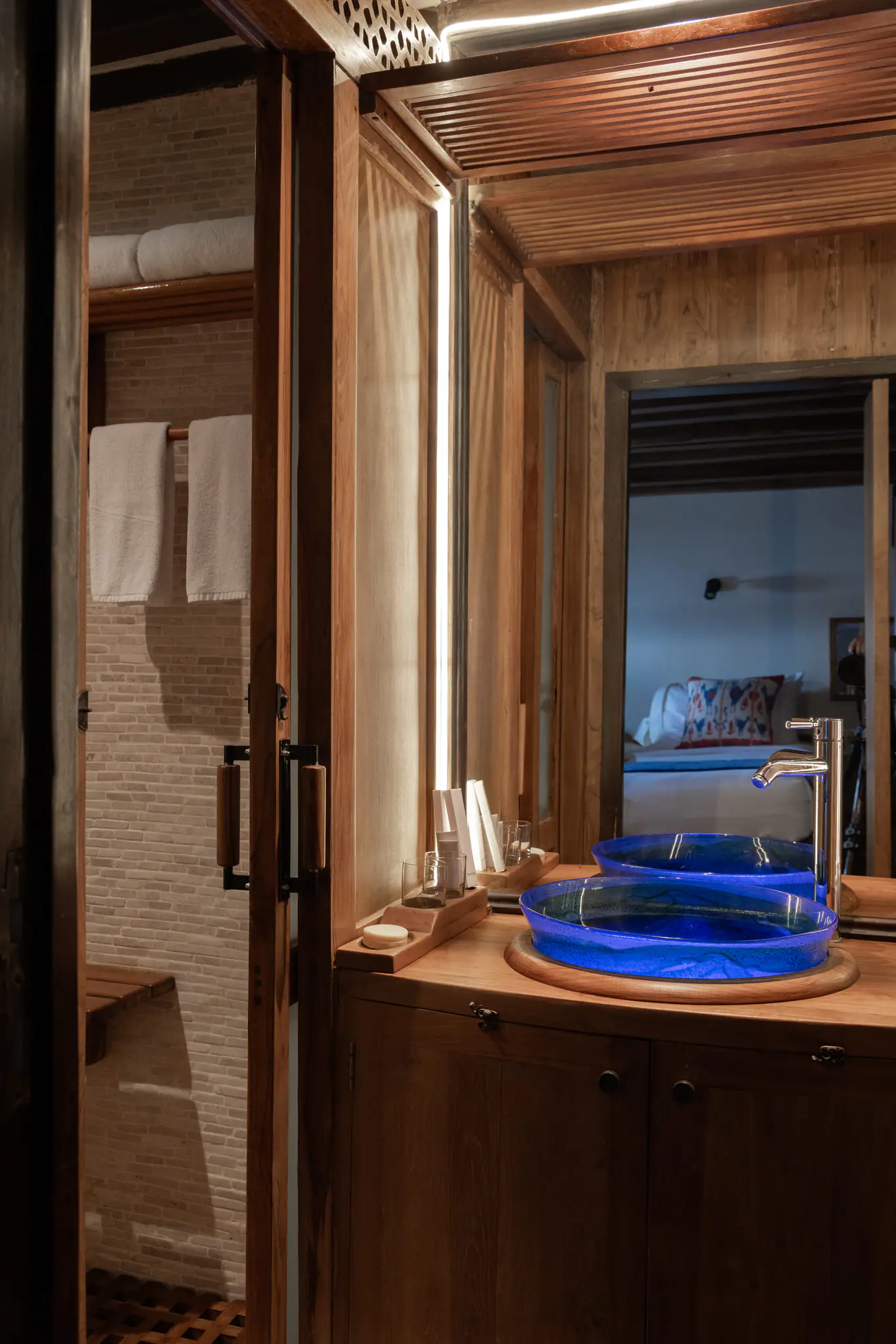 el-aleph-bathroom-cabin-1