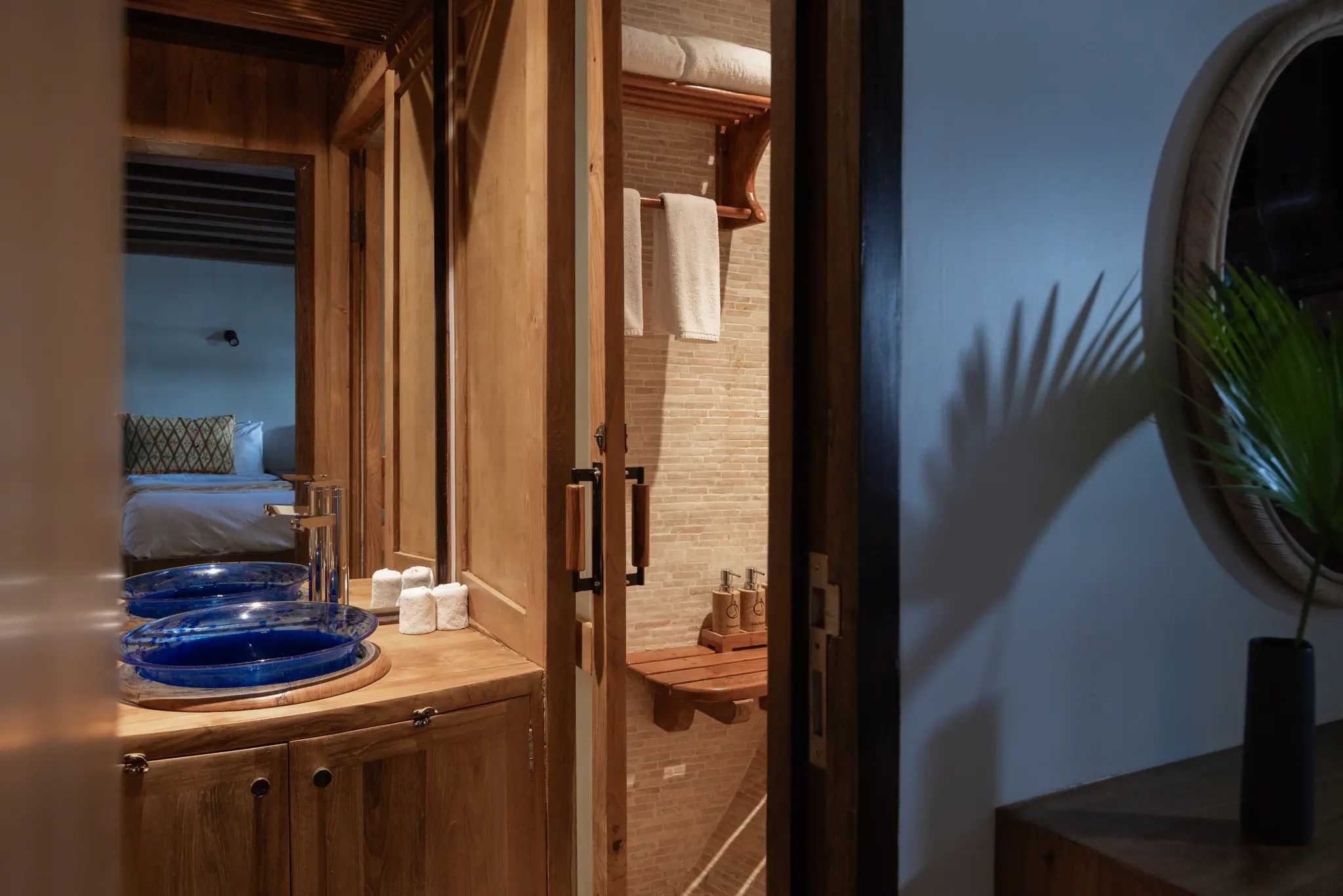 El Aleph Expedition Yacht Guest Bathroom 2