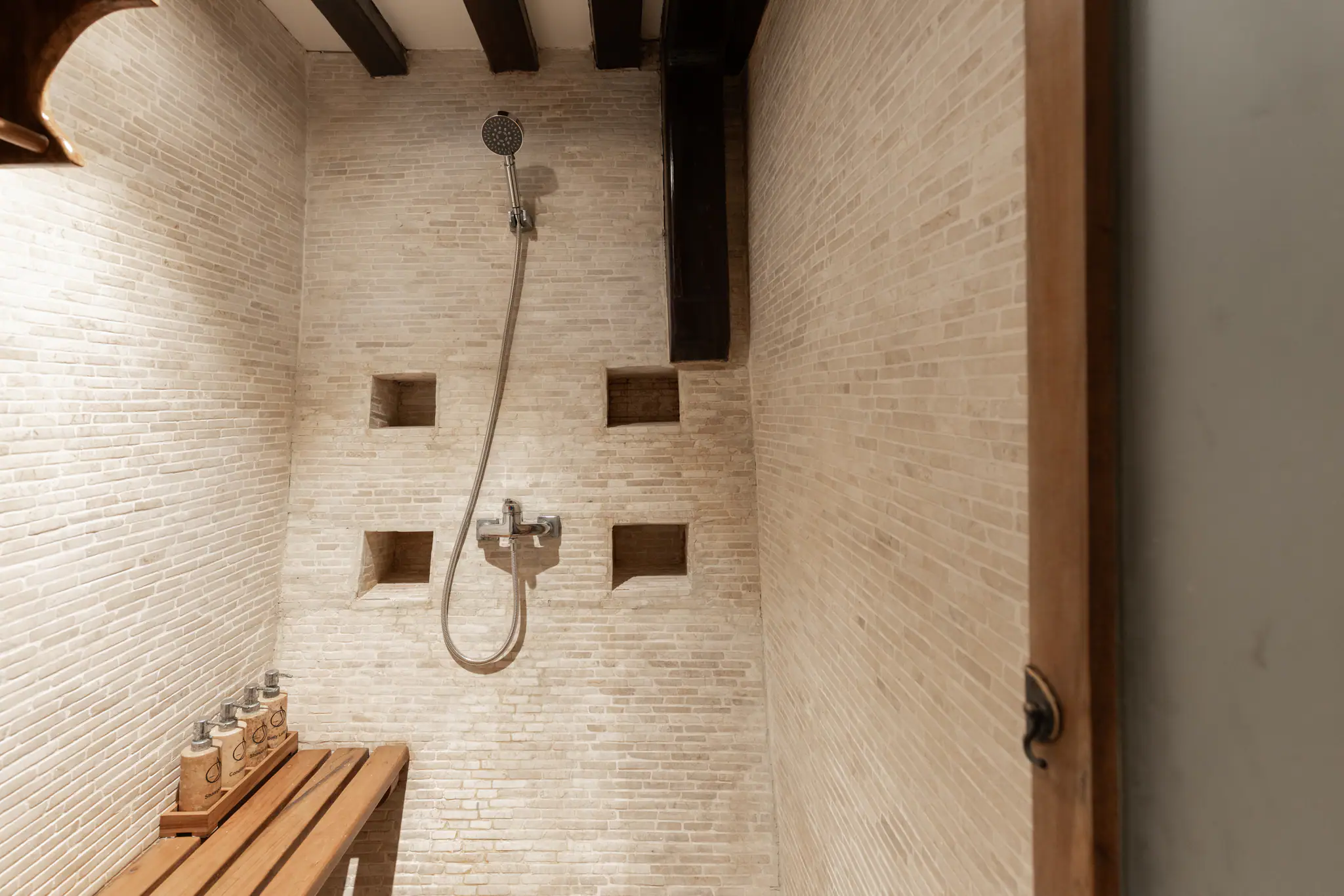 El Aleph Expedition Yacht | Refined Bathroom 