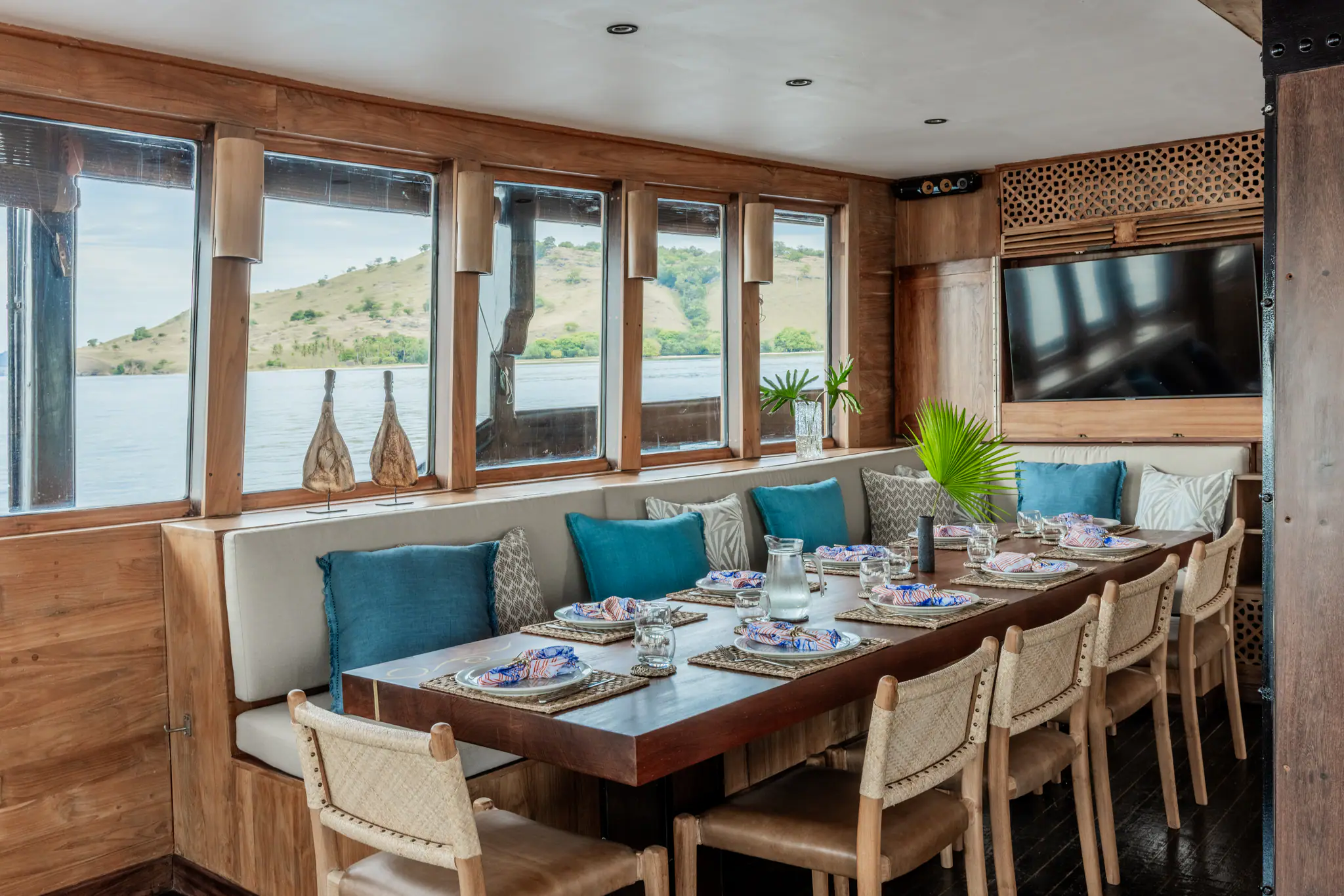 El Aleph Expedition Yacht | Indoor Dining Area