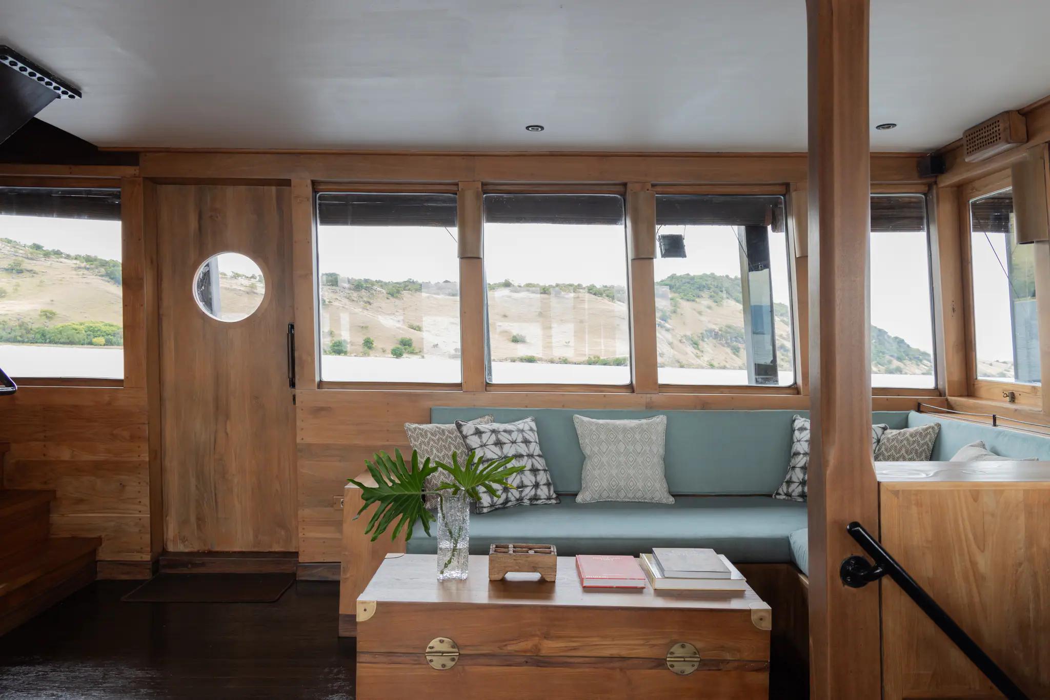 El Aleph Expedition Yacht | Cozy Indoor Lounge Space