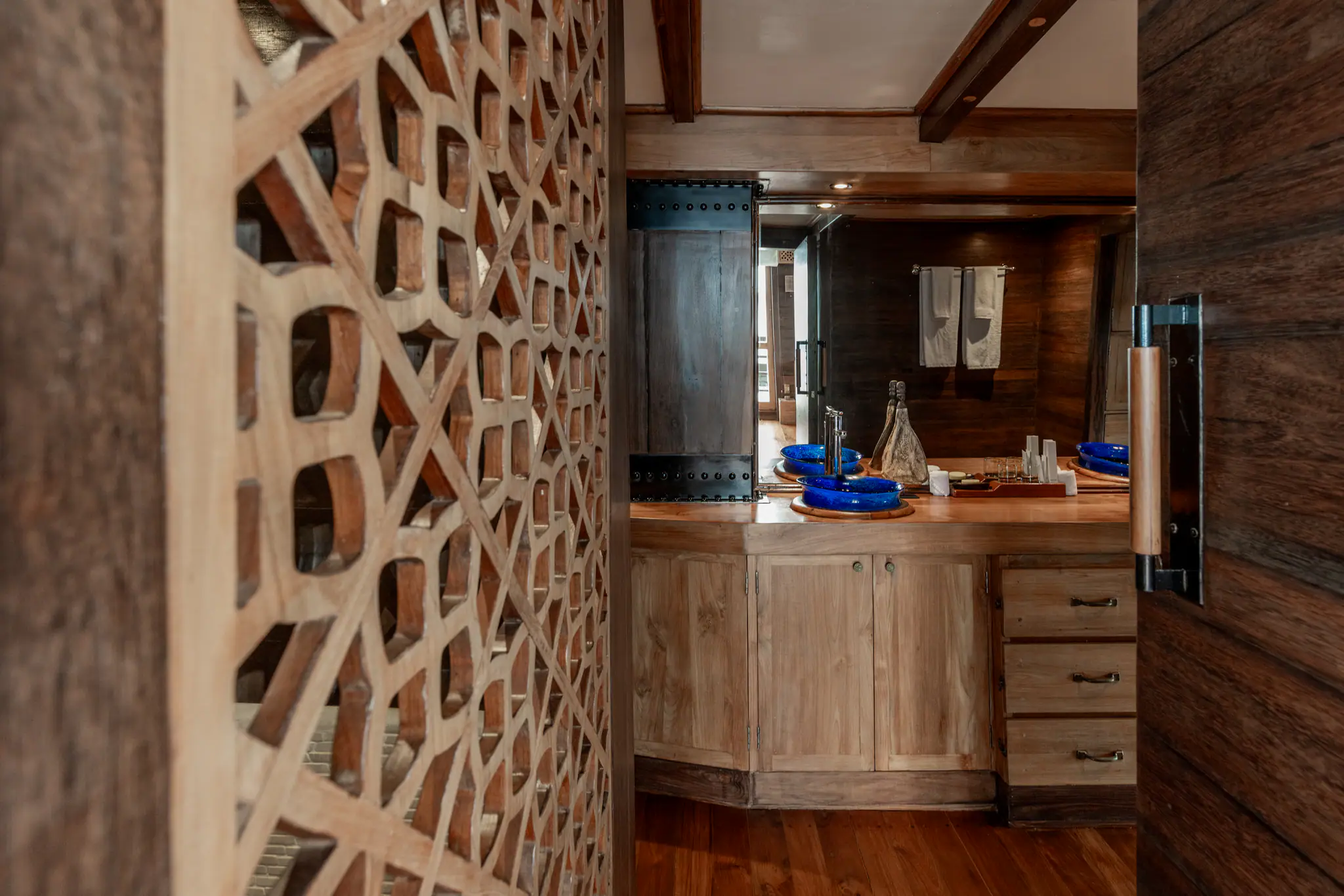 El Aleph Expedition Yacht Master Stateroom Bathroom Entrance