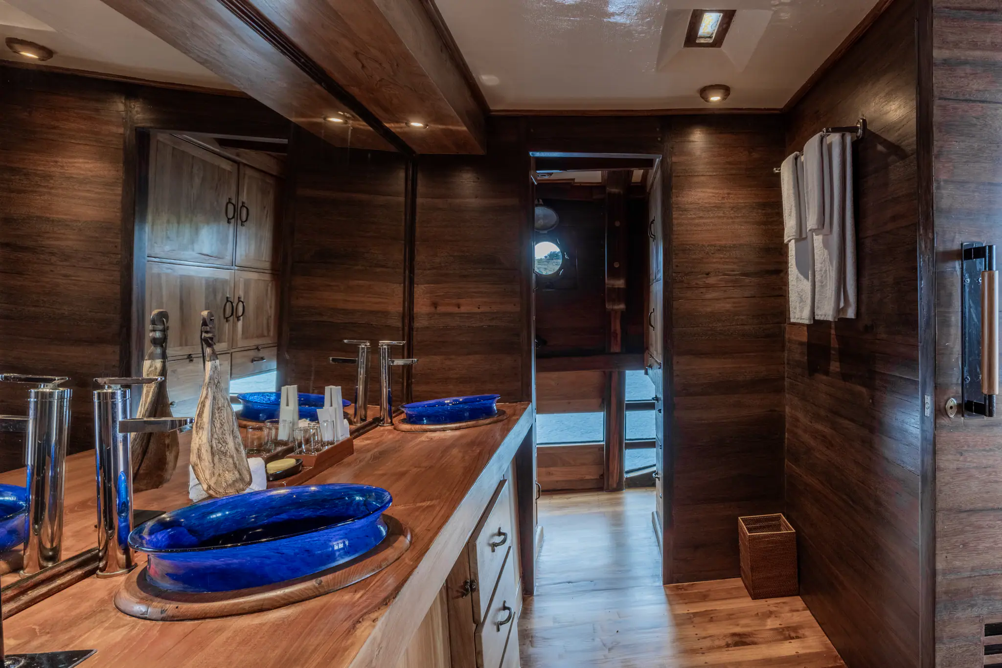 El Aleph Expedition Yacht | Master Stateroom Bathroom