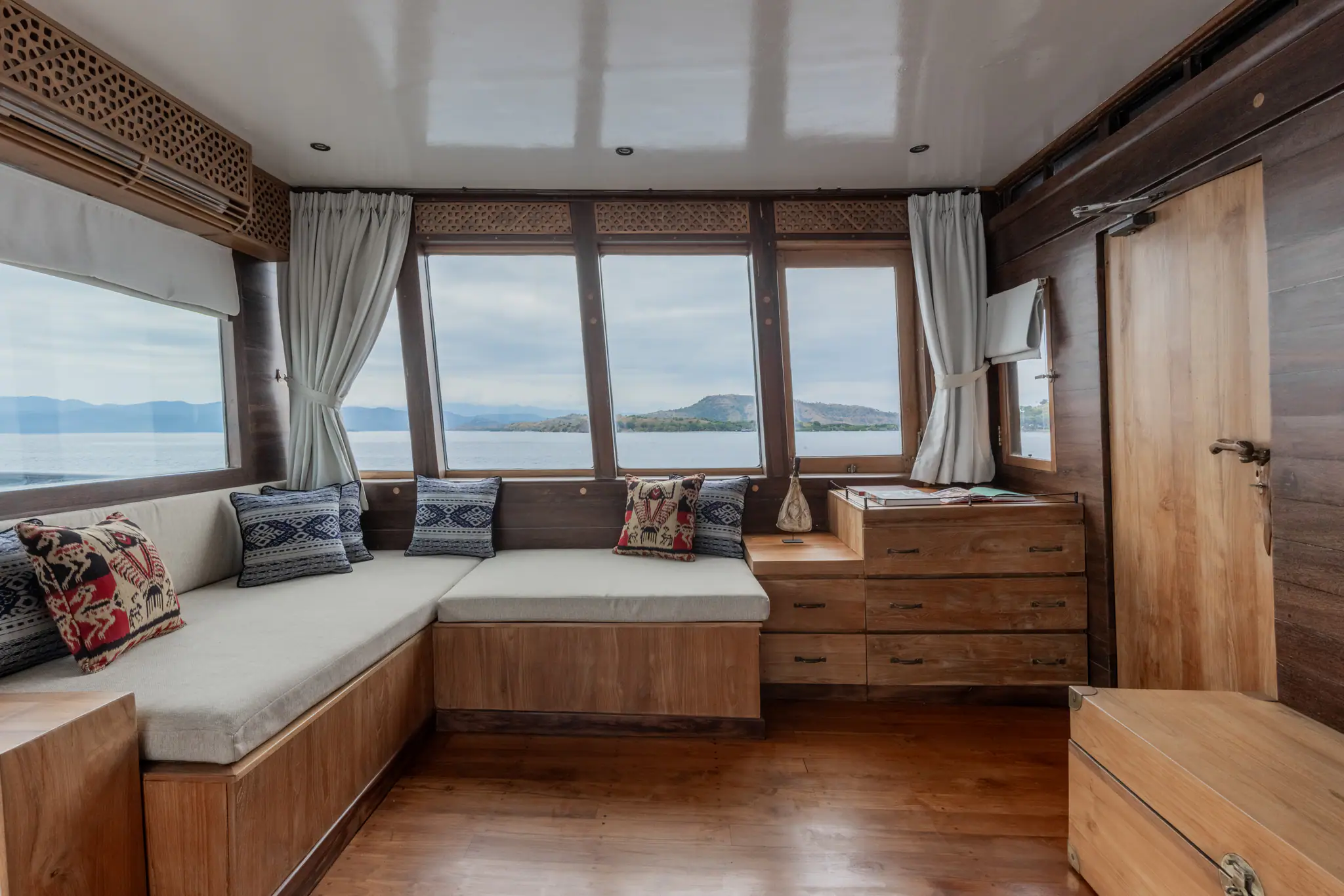 El Aleph Expedition Yacht | Lounge Area on bedroom