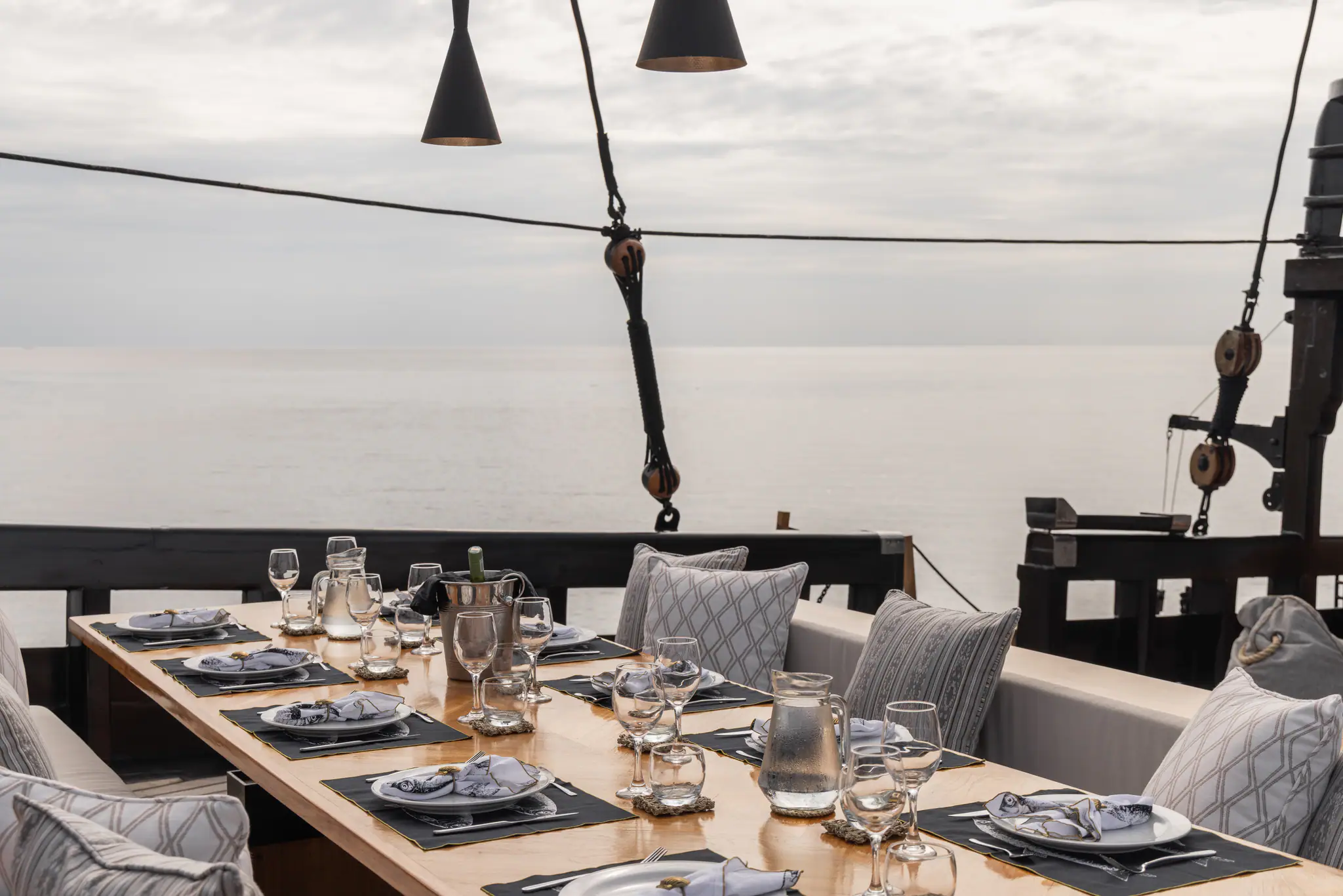 El Aleph Expedition Yacht | Outdoor Dining Experience