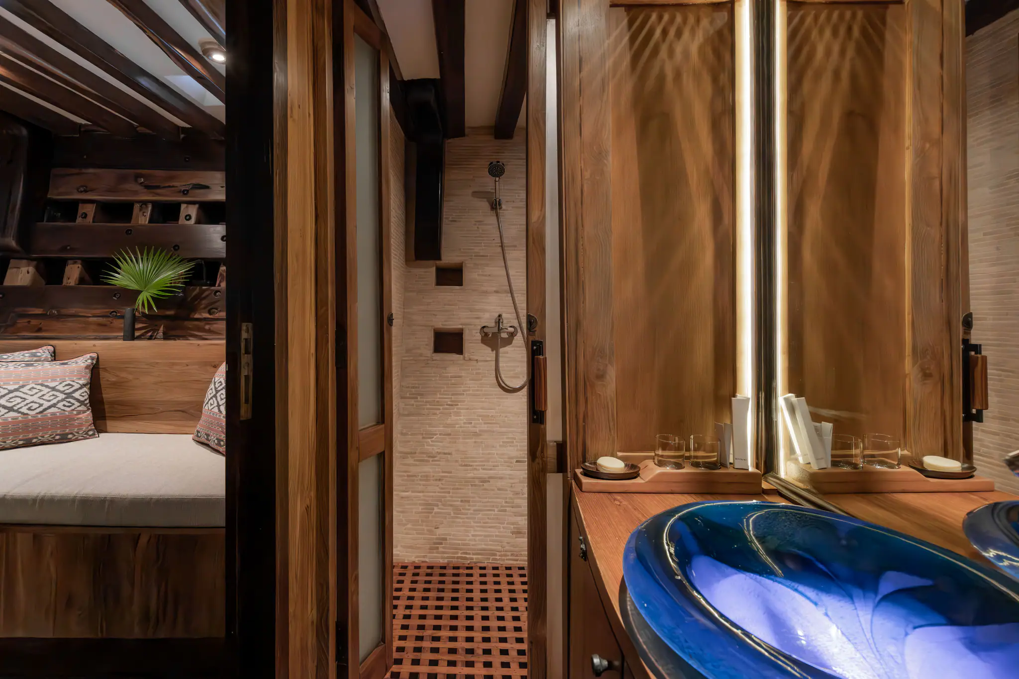 el-aleph-side-view-bathroom-cabin-4