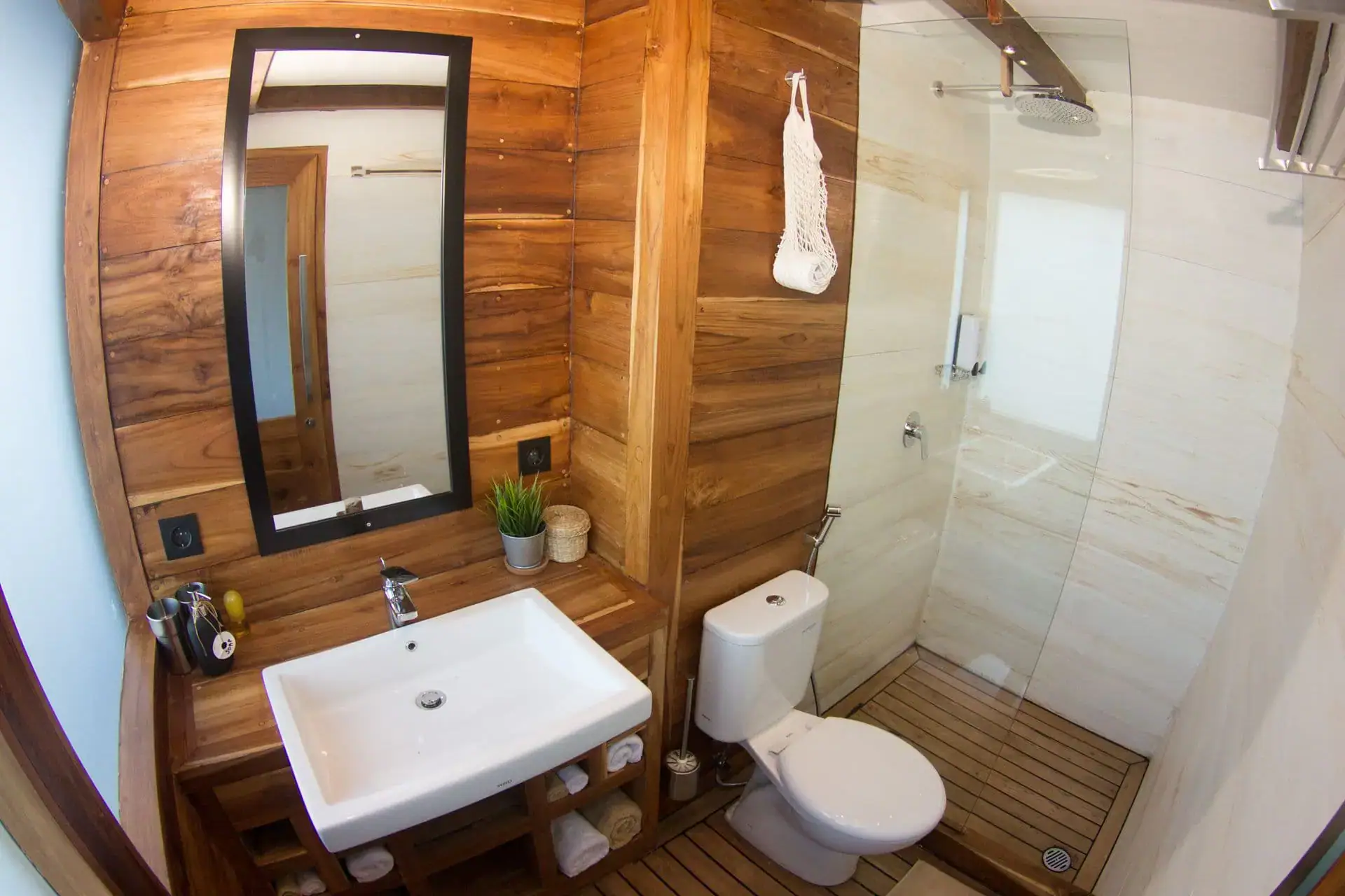 Fenides Adventure Yacht Double Bathroom