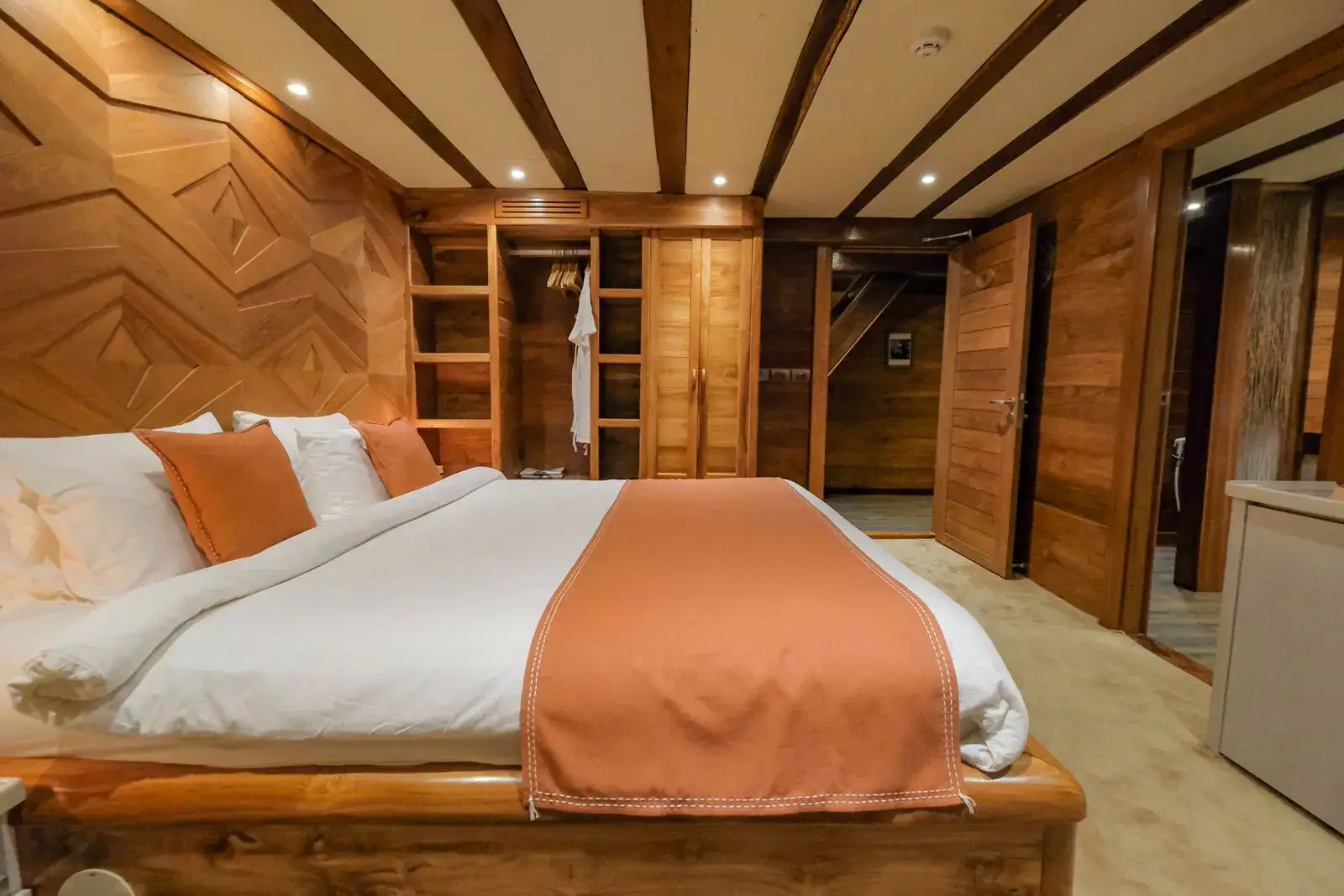 guestcabin-1-swordfish-2-scaled-1920-x-1280