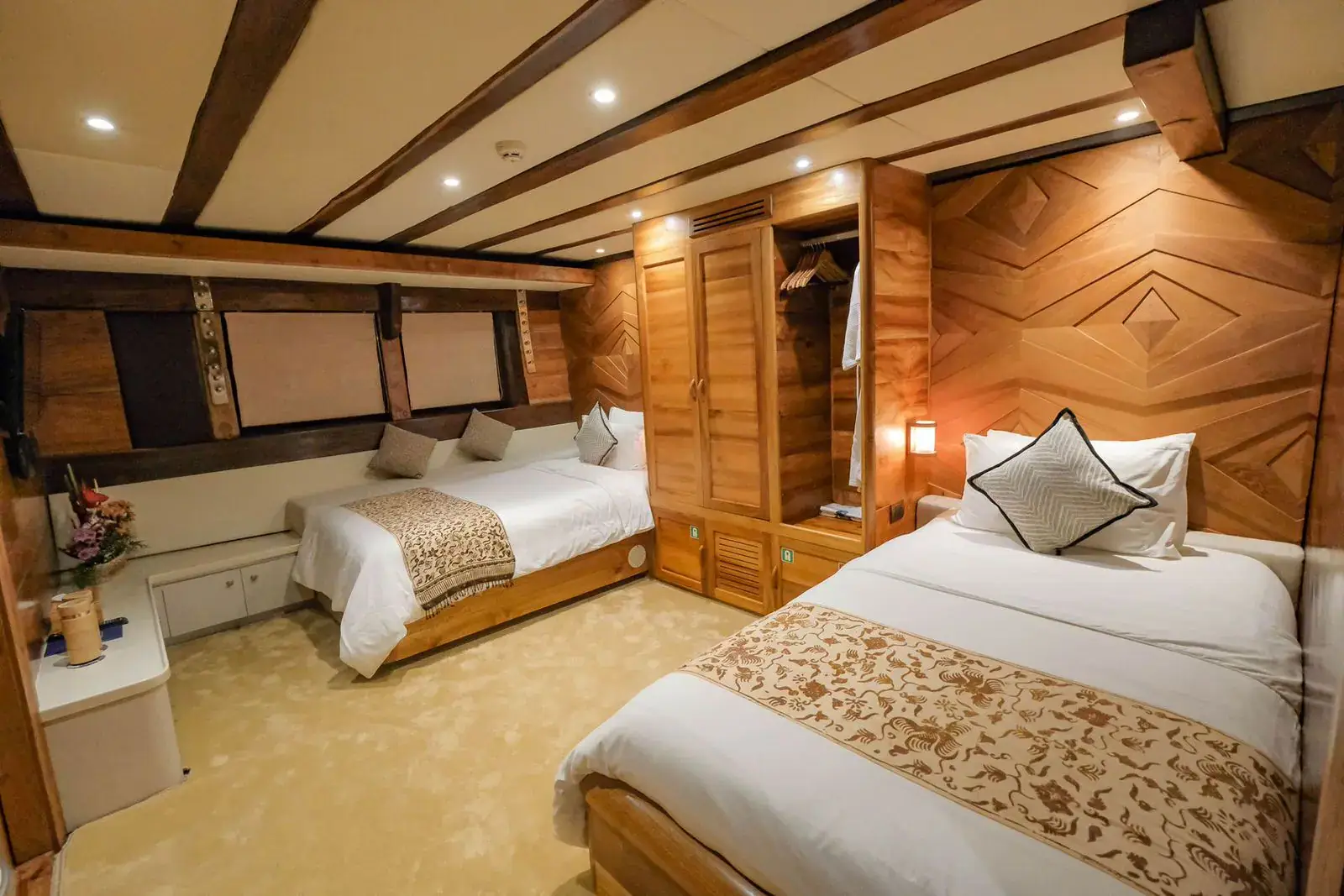 guestcabin-2-lobster-1920-x-1280