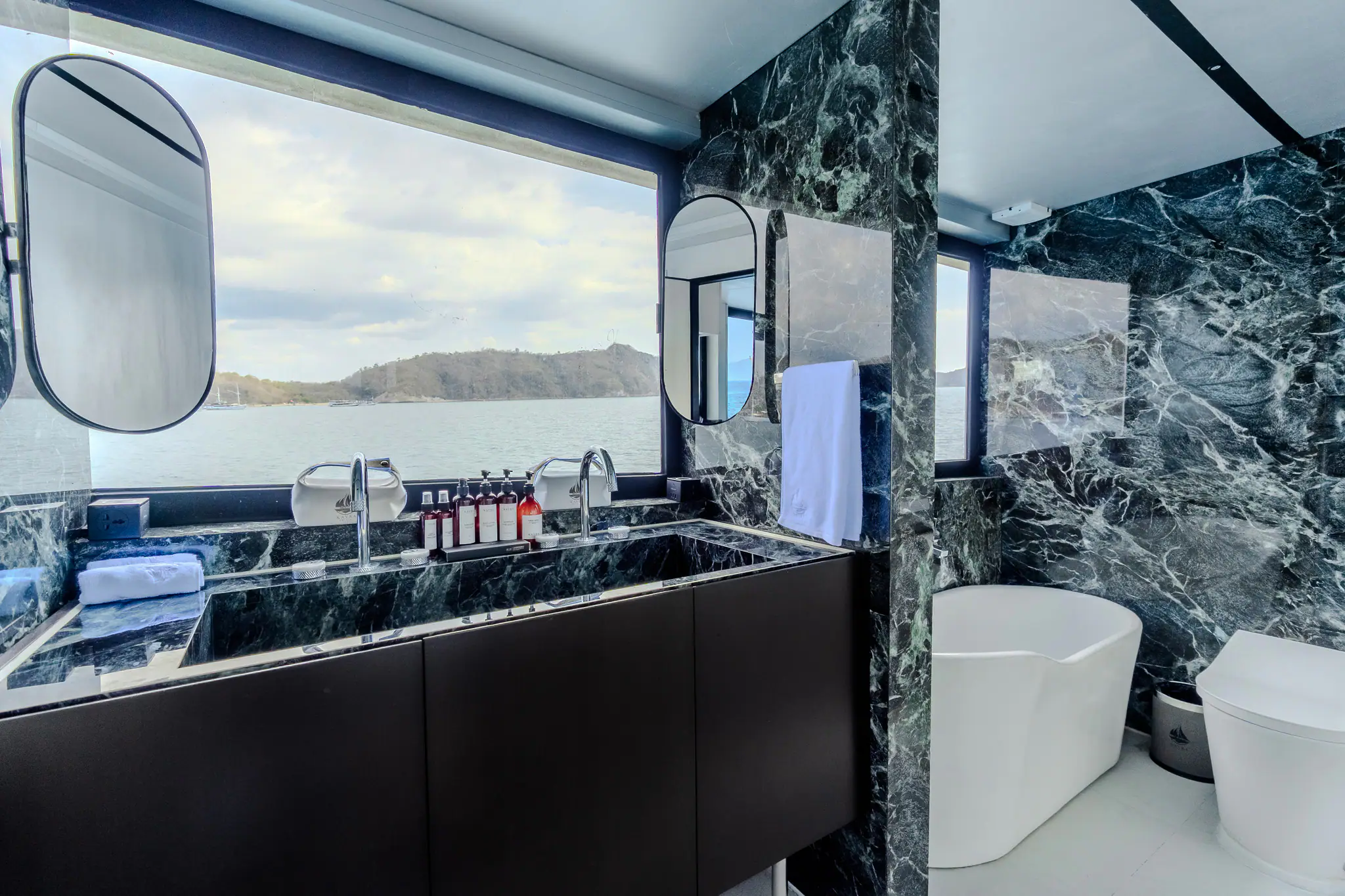  kayra-phinisi-activity-yacht-staterooms-02