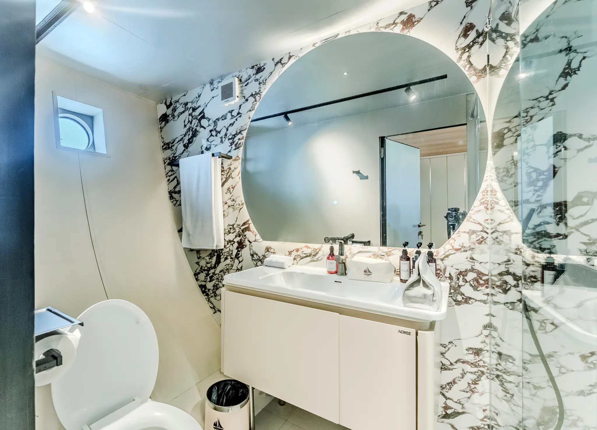 kayra-phinisi-activity-yacht-staterooms-09
