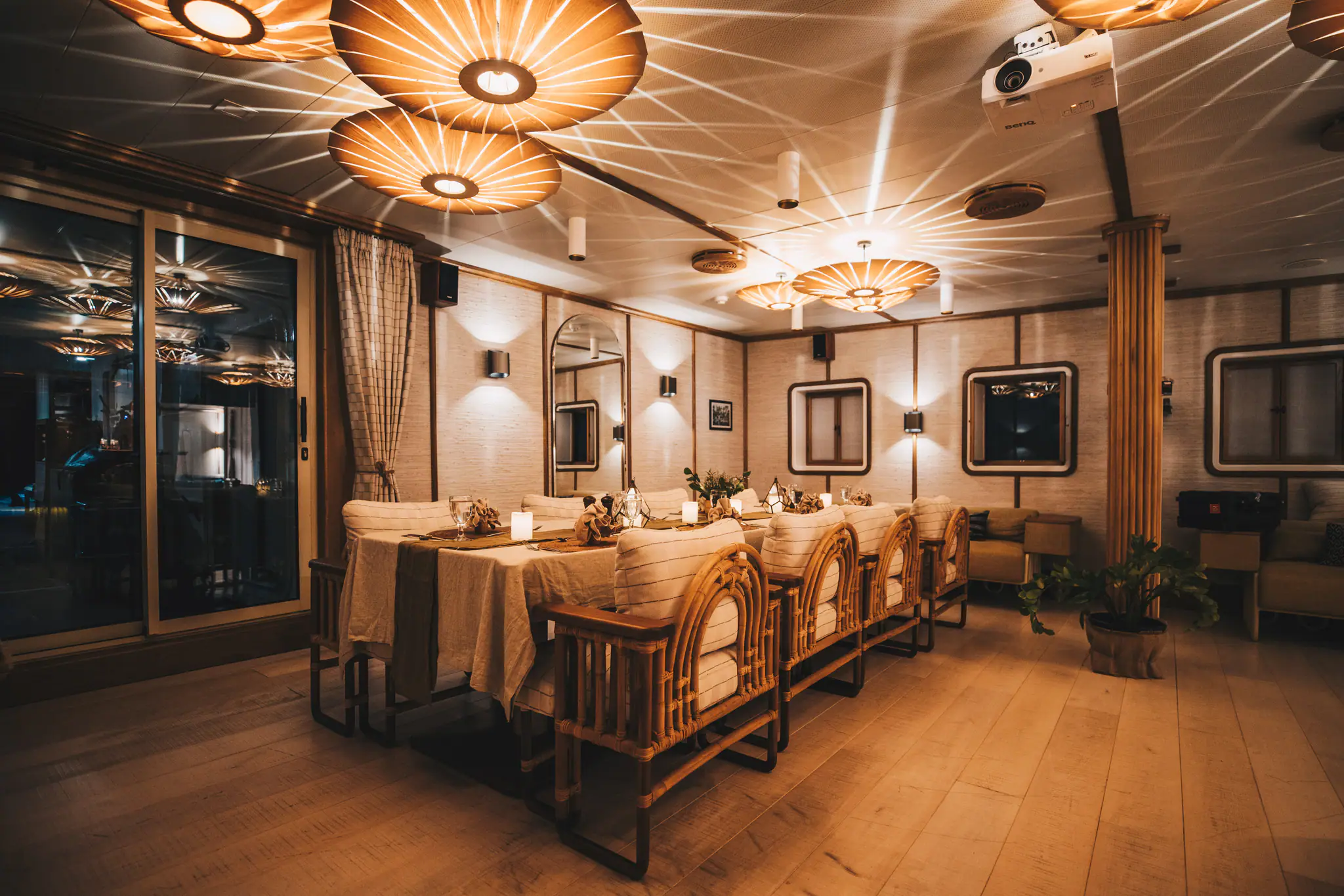 Kudanil Explorer Expedition Yacht | Elegant indoor dining atmosphere