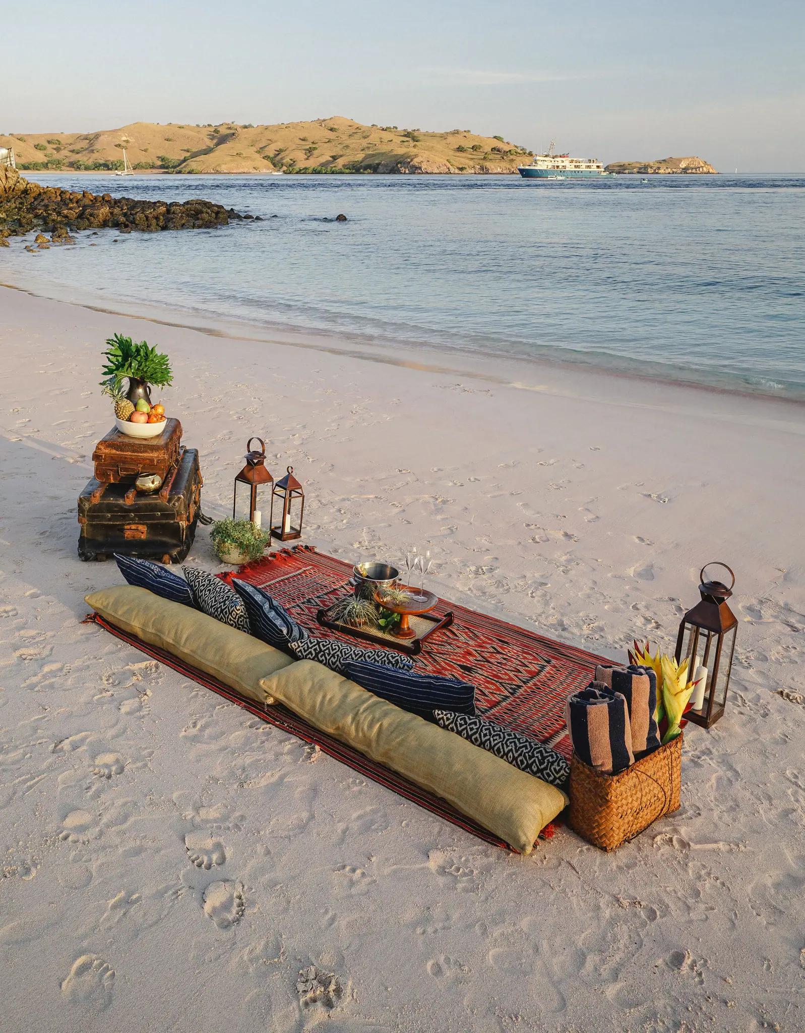 Kudanil Explorer Expedition Yacht | Private beach setup experience