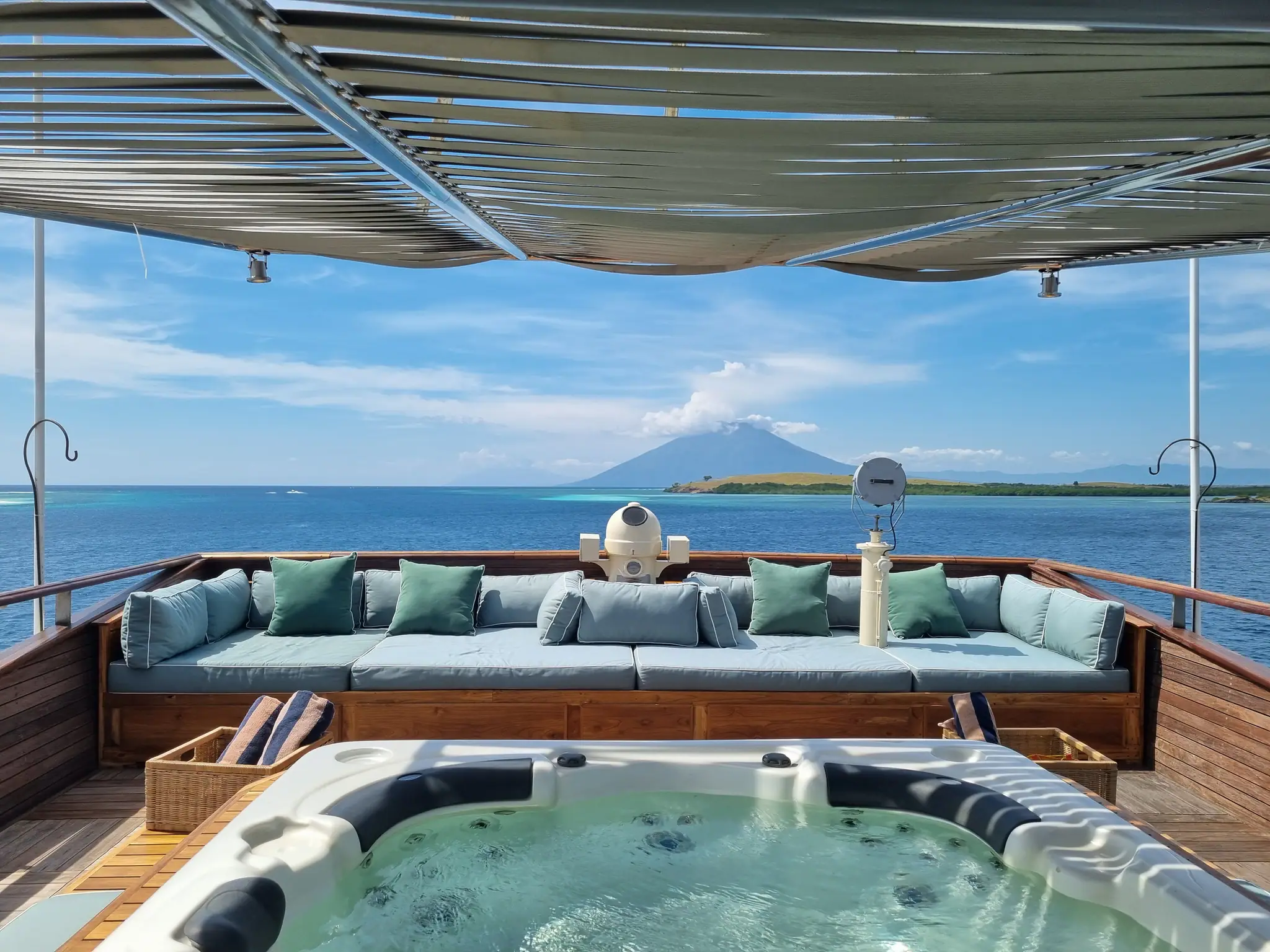 Kudanil Explorer Expedition Yacht | Open air jacuzzi deck
