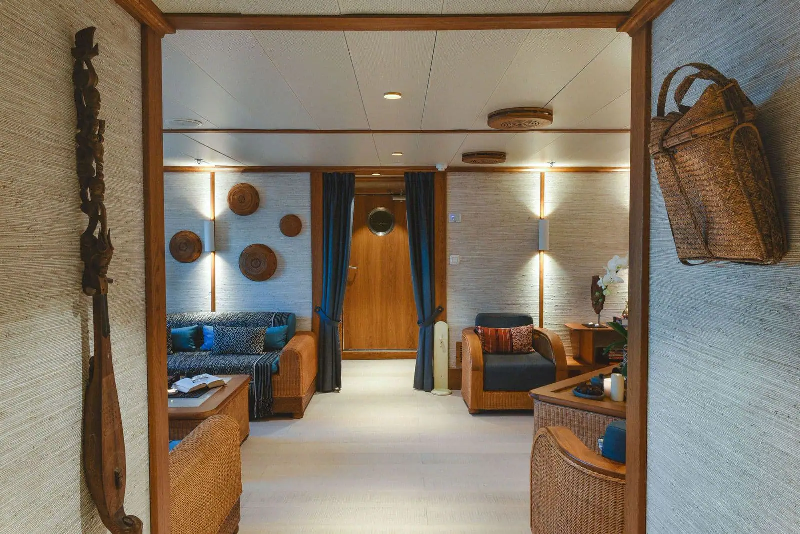 kudanil-explorer-expedition-yacht-main-deck-library-1-1-1-1920-x-1282