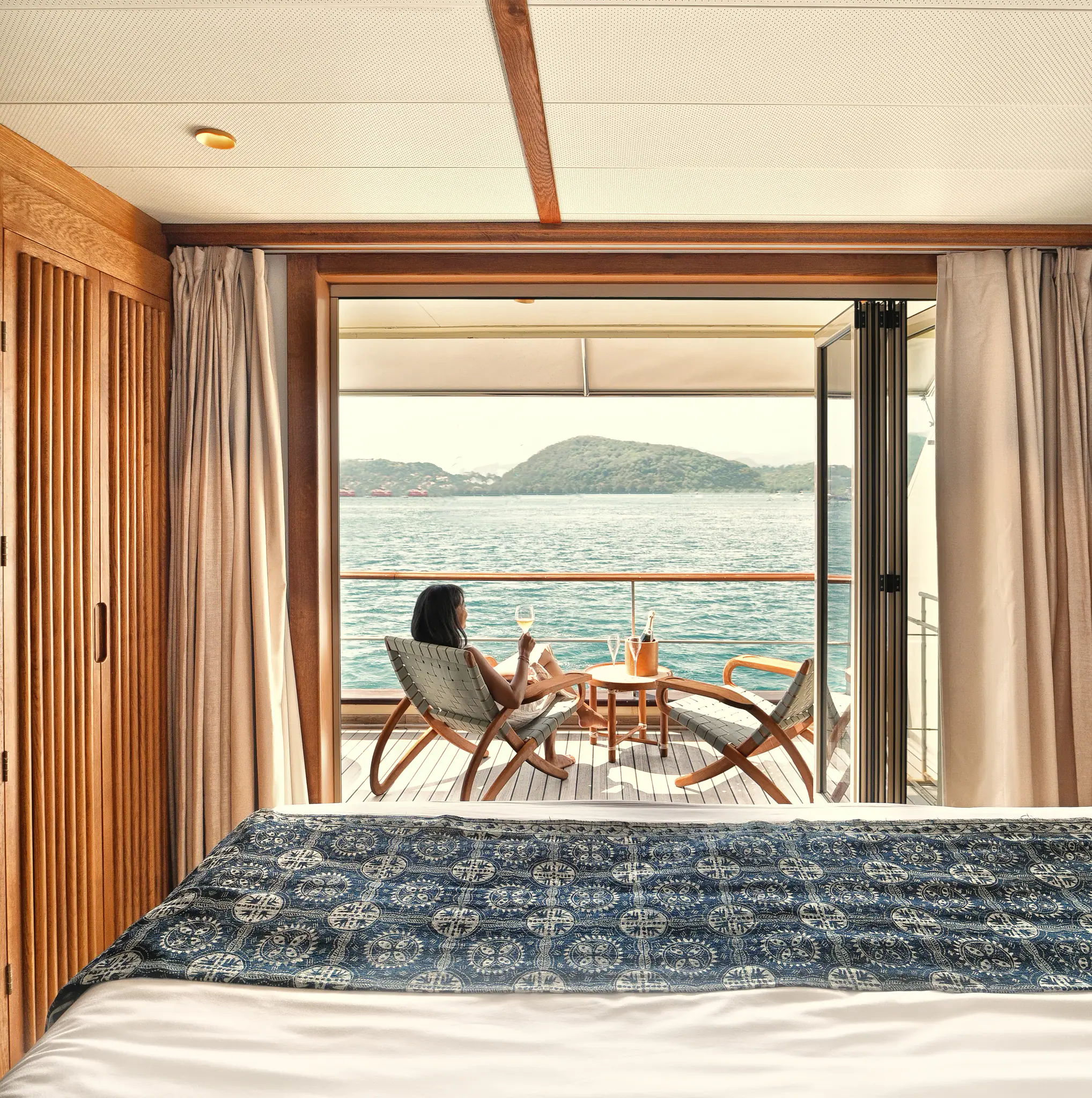 Kudanil Explorer Expedition Yacht | Ocean view suite with private balcony